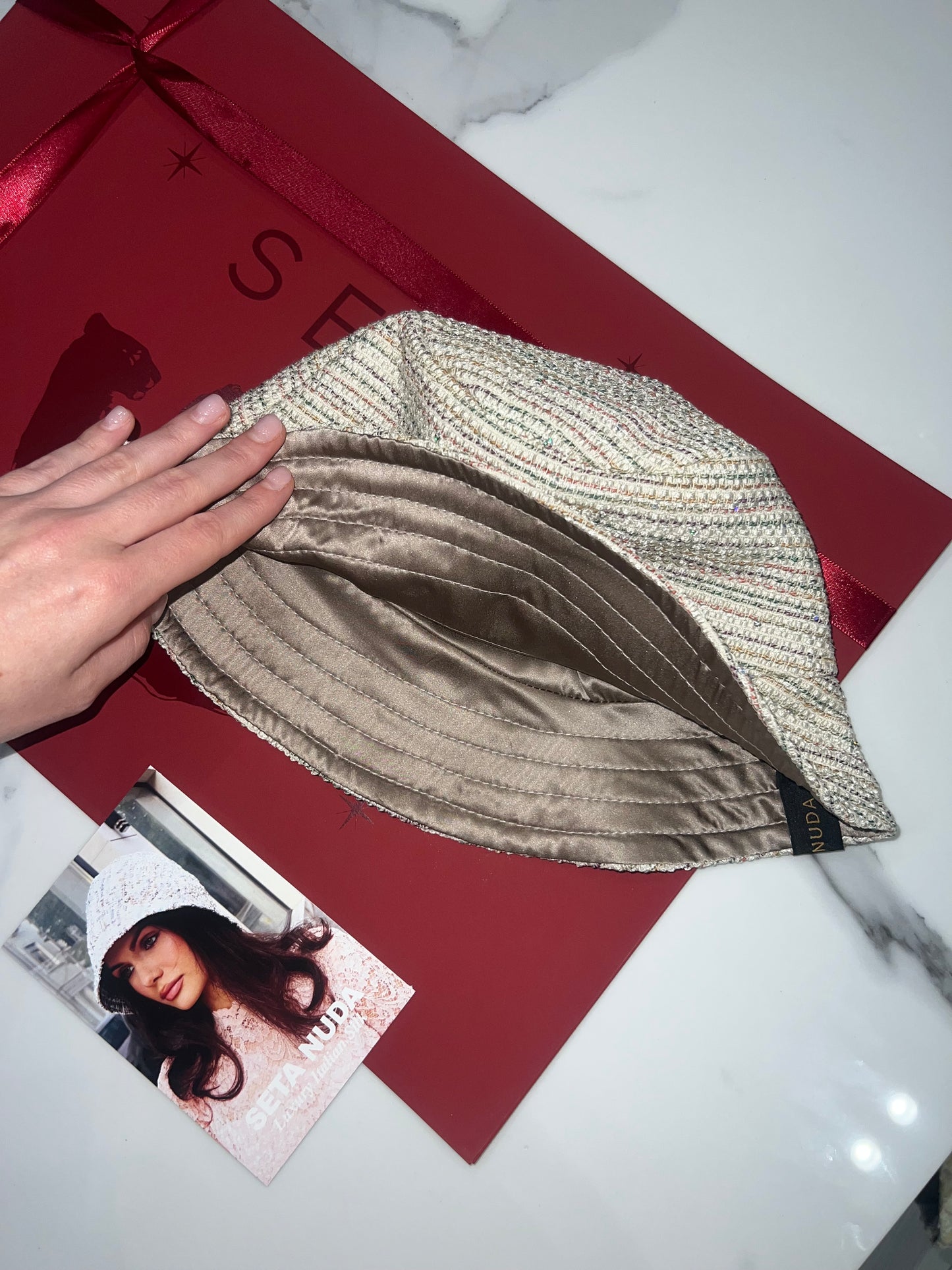 Cappello da pescatore in seta a strisce lucide