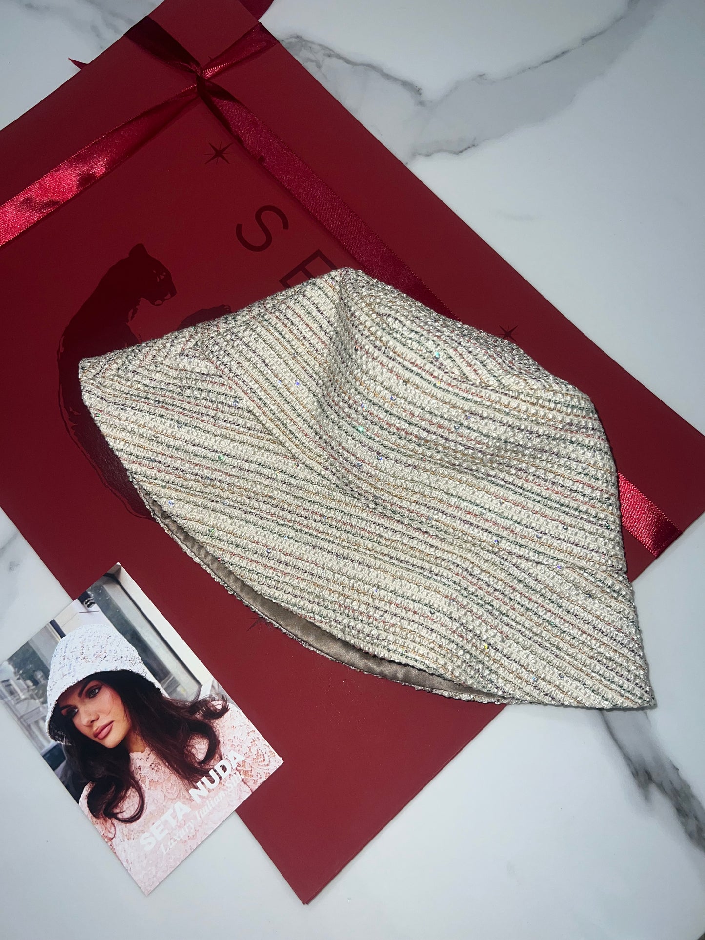 Cappello da pescatore in seta a strisce lucide