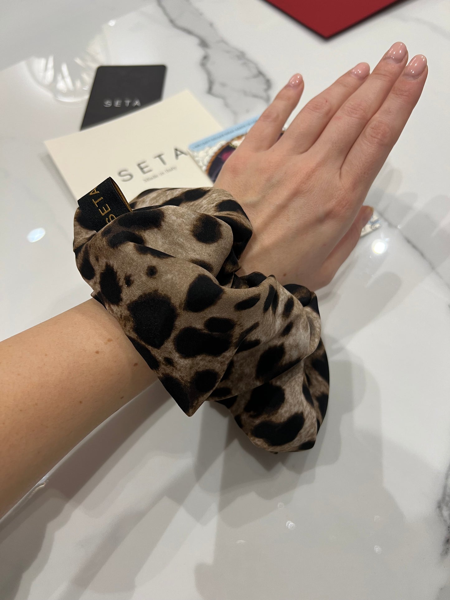Scrunchie in seta leopardata XL
