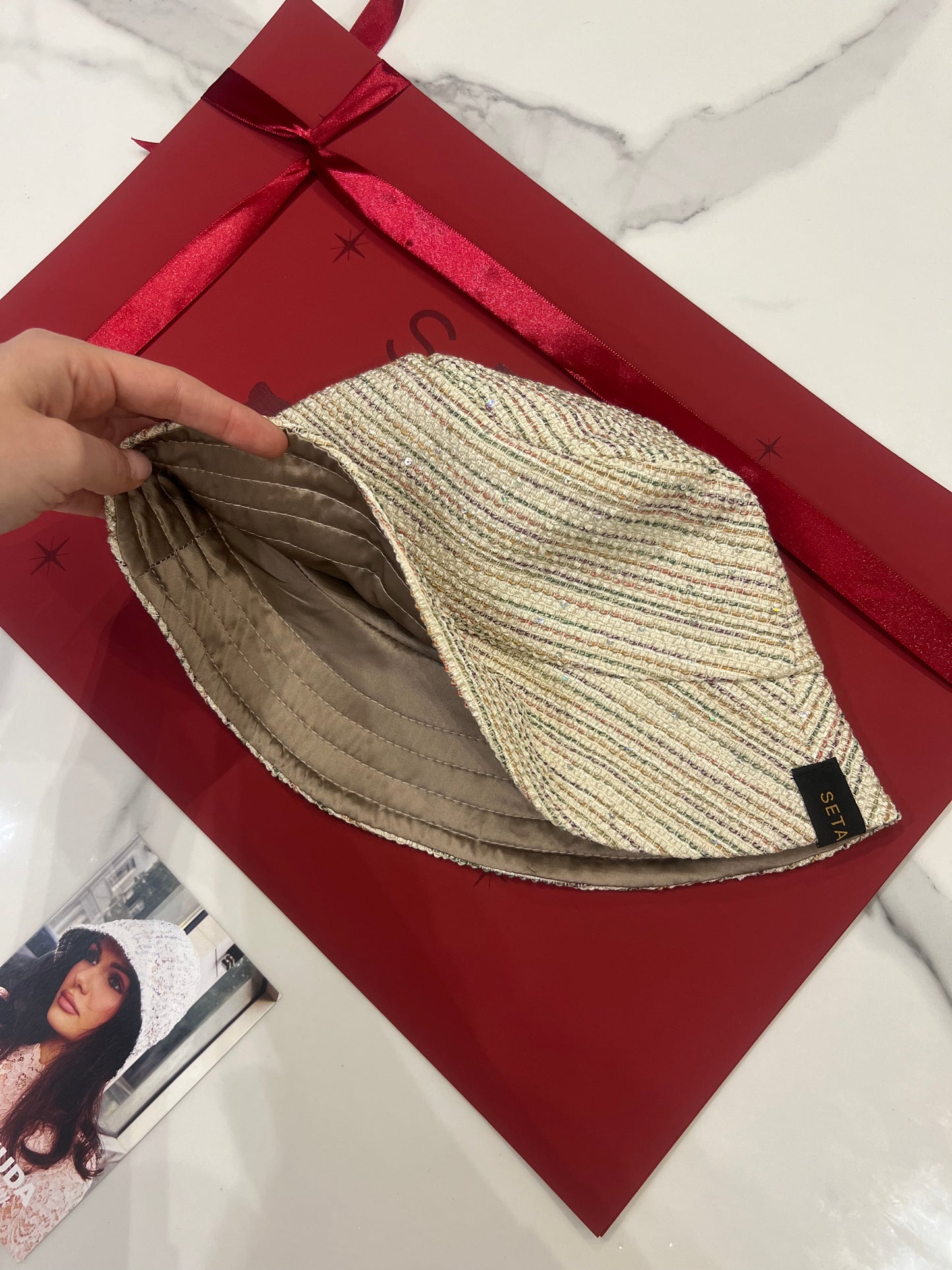 Cappello da pescatore in seta a strisce lucide