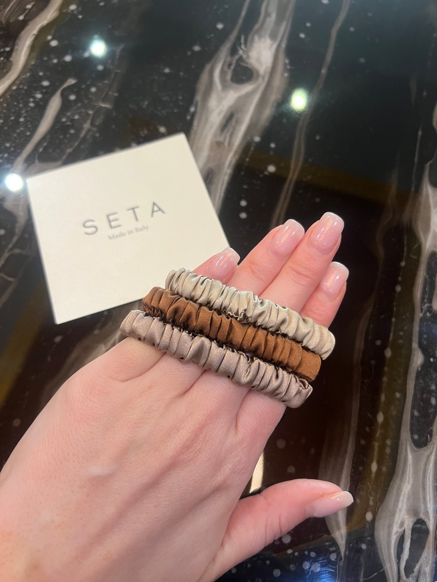 Confezione da 3 piccoli elastici per capelli in seta Skinny Mocha