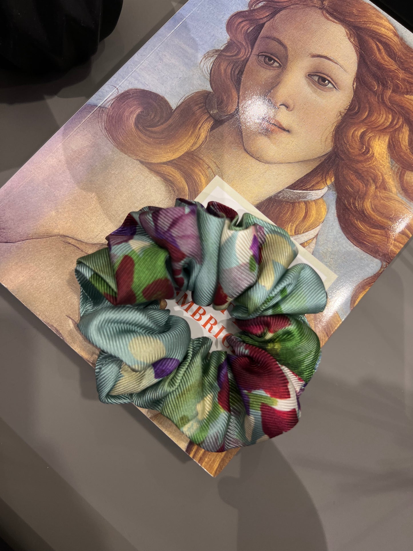 Scrunchie in seta Secret Garden