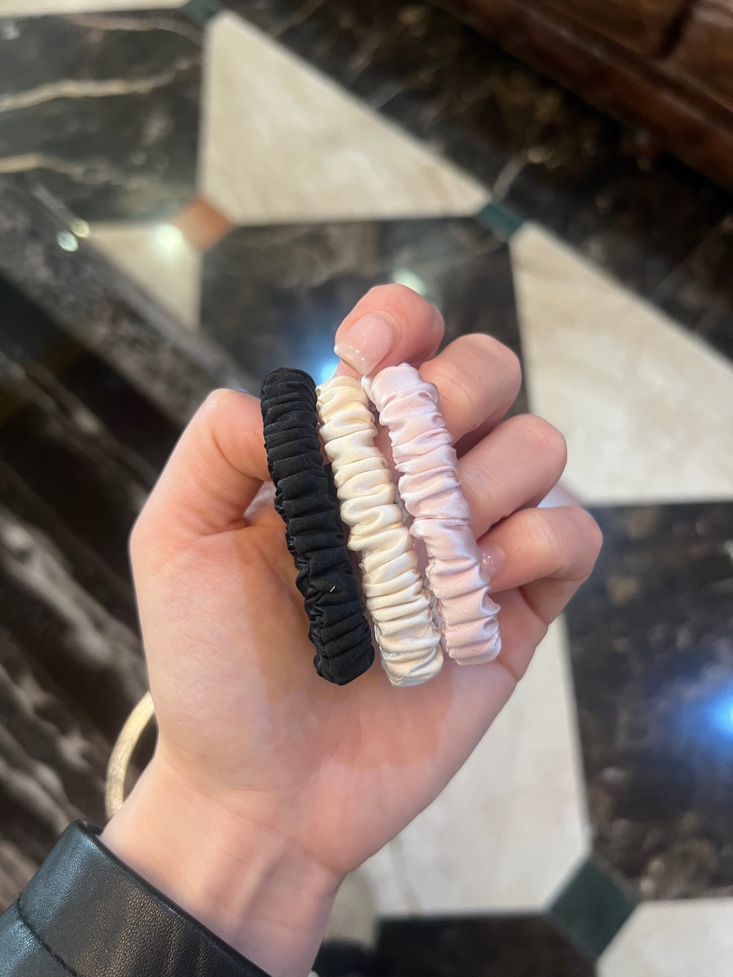 Confezione da 3 piccoli elastici per capelli in seta Skinny Rosa