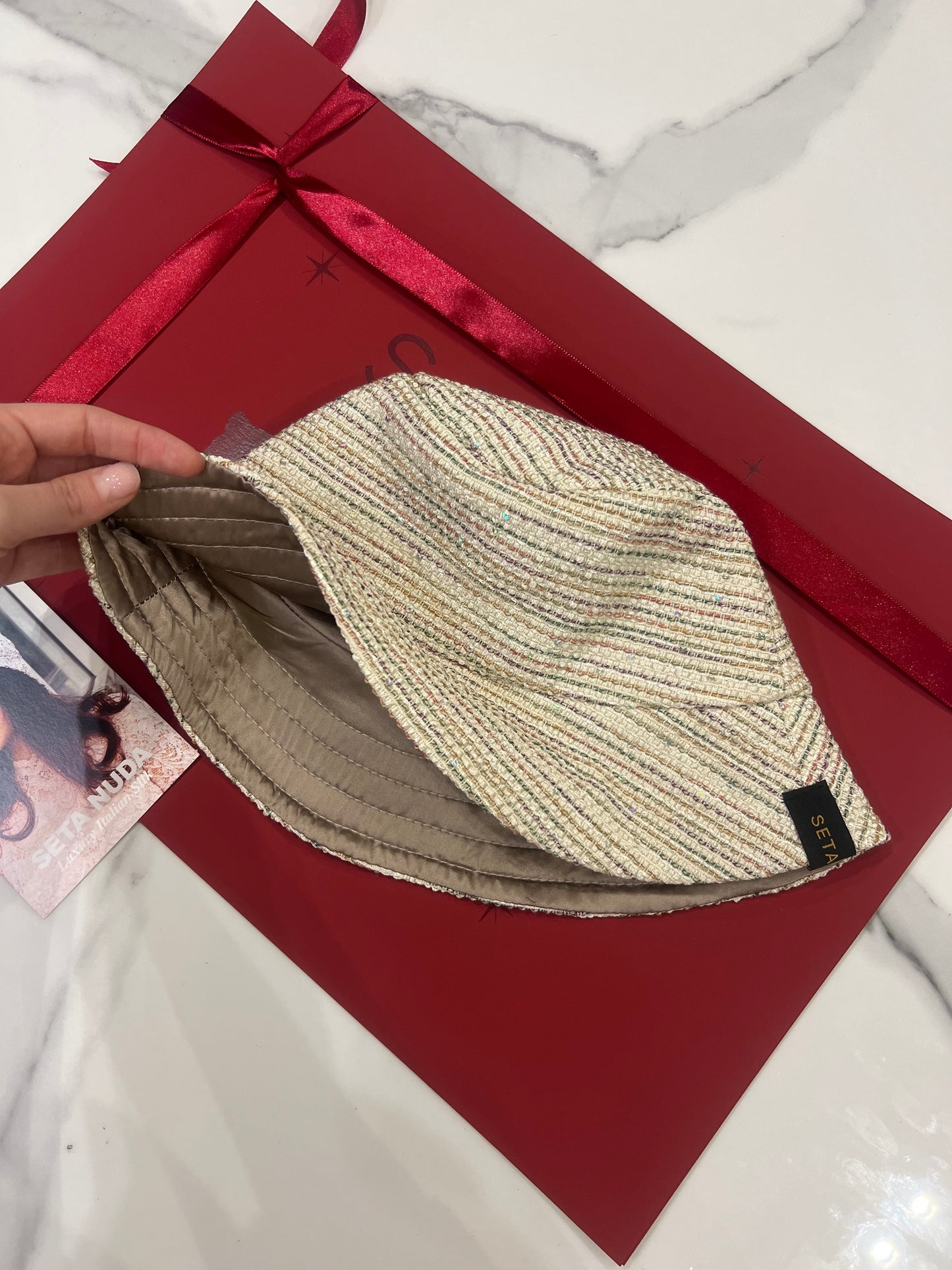 Cappello da pescatore in seta a strisce lucide