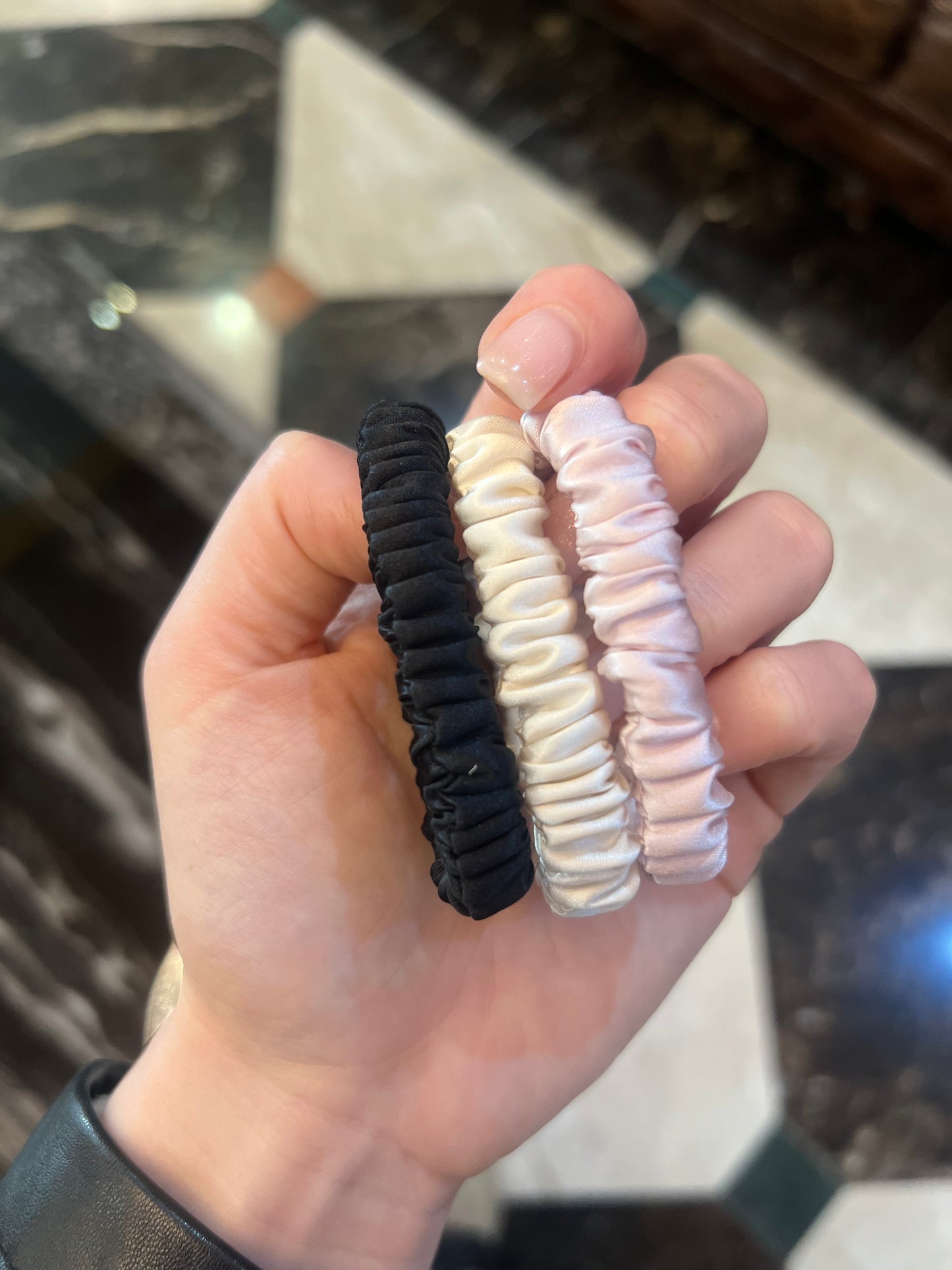 Confezione da 3 piccoli elastici per capelli in seta Skinny Rosa