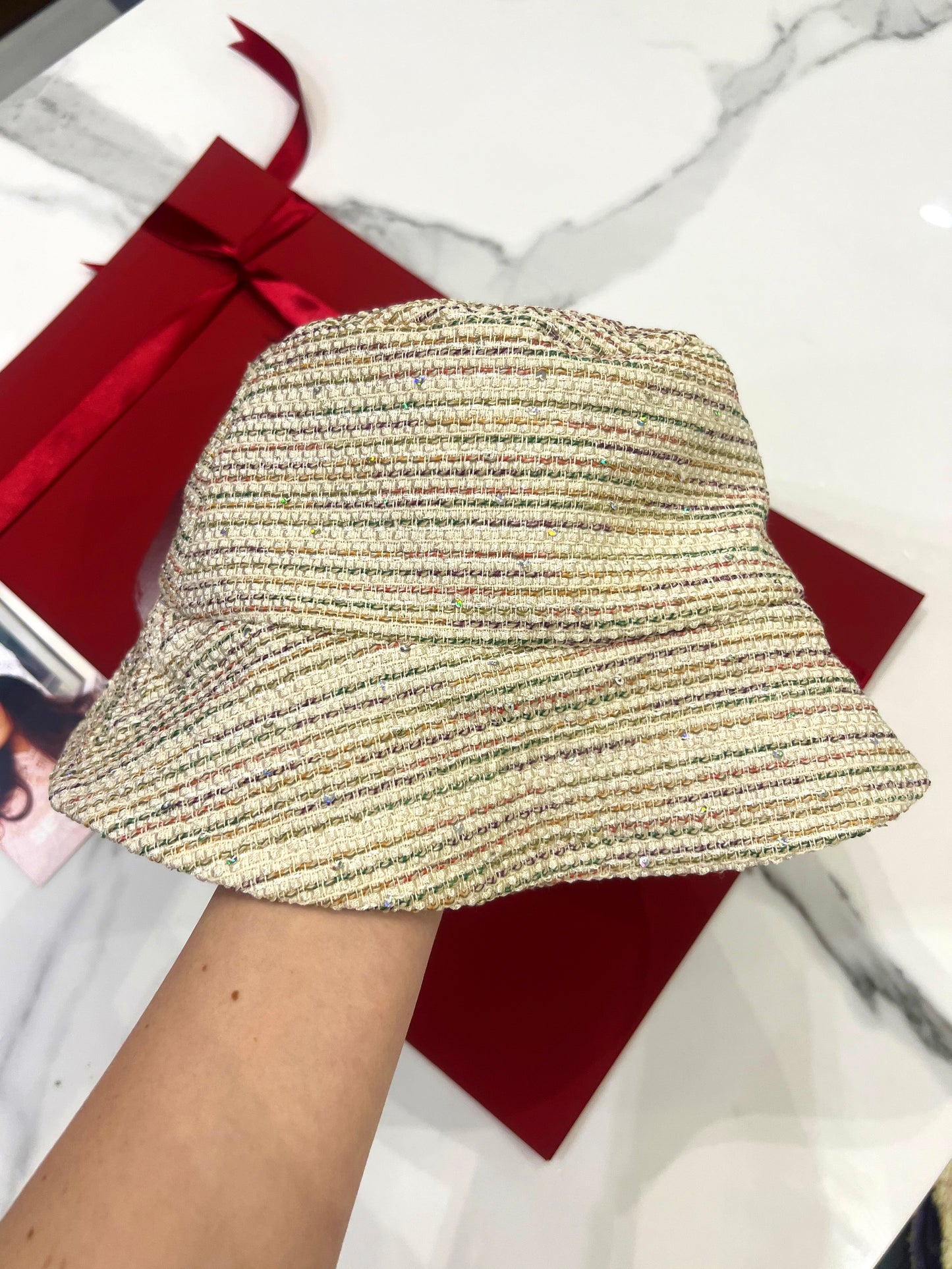 Cappello da pescatore in seta a strisce lucide