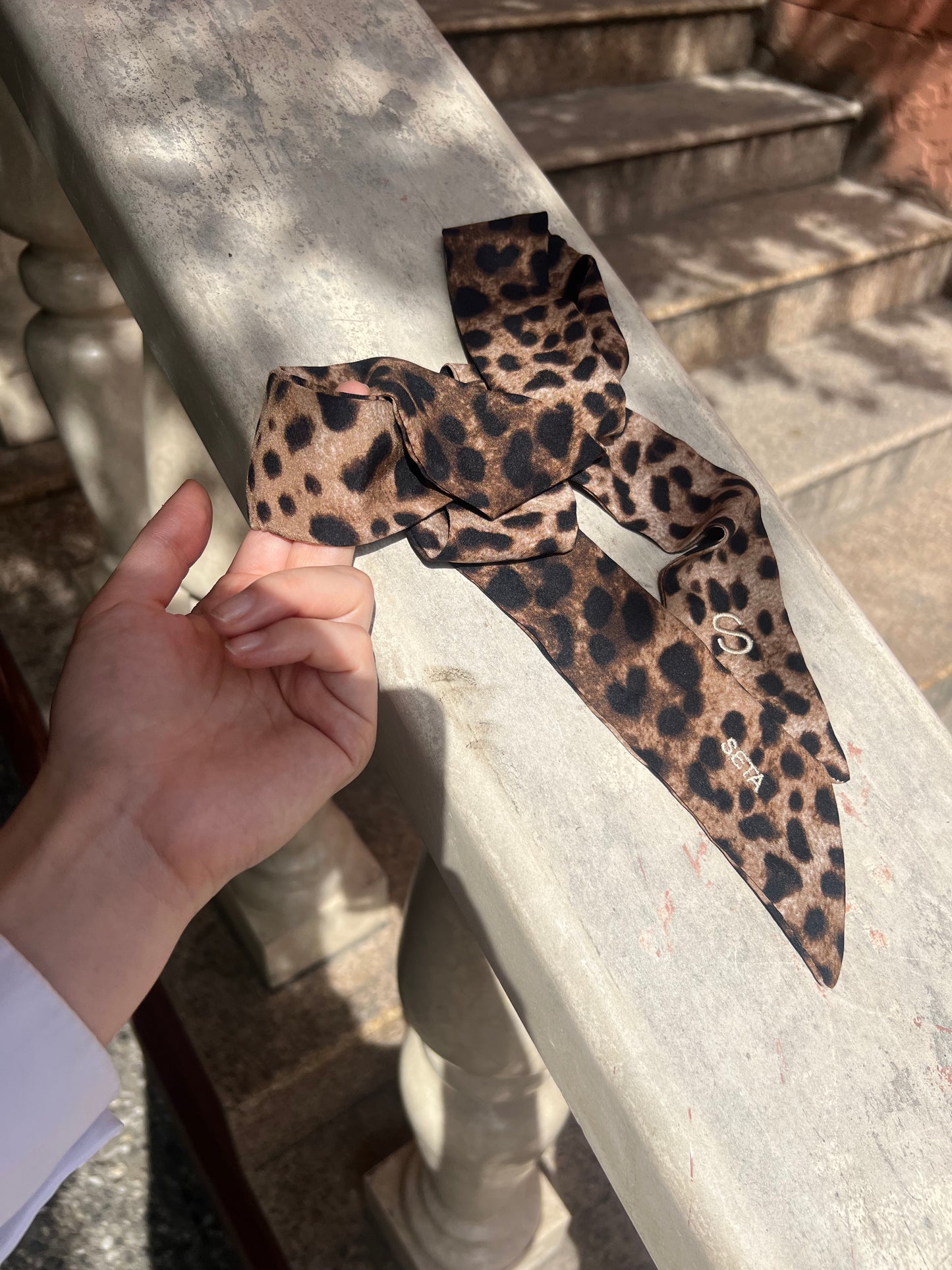 Twilly di seta con stampa leopardata scura