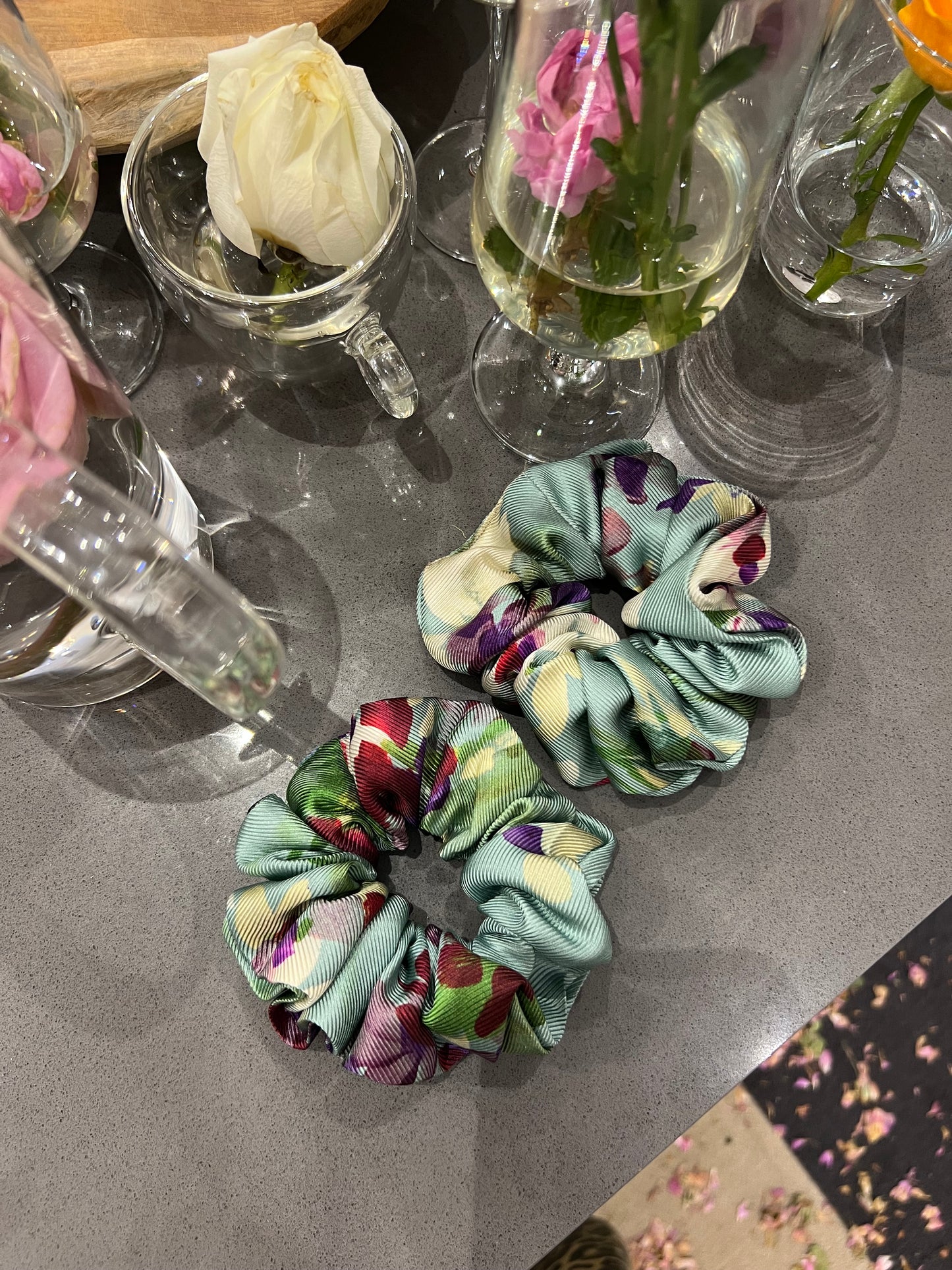 Scrunchie in seta Secret Garden