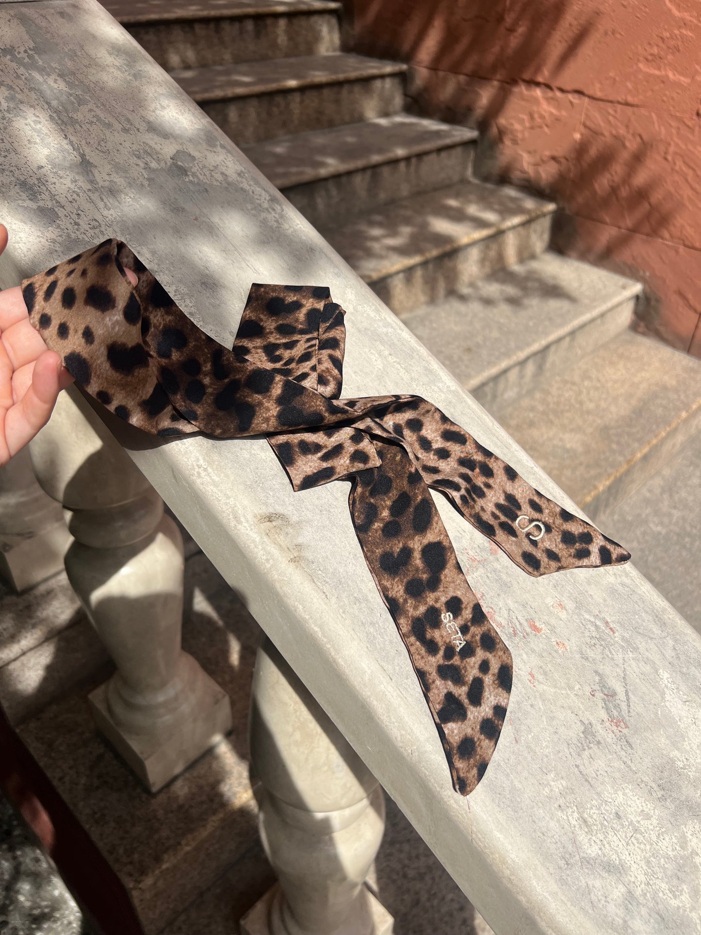 Twilly di seta con stampa leopardata scura