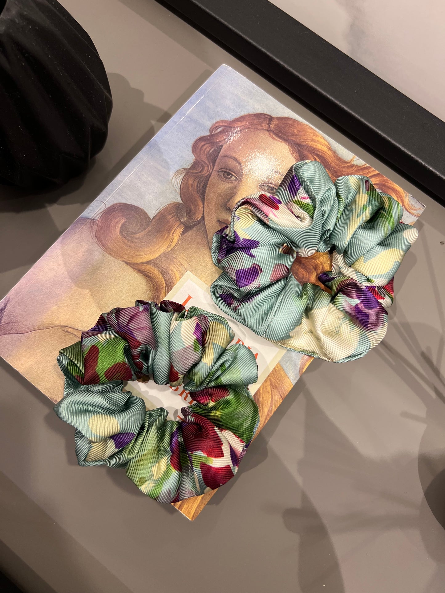 Scrunchie in seta Secret Garden