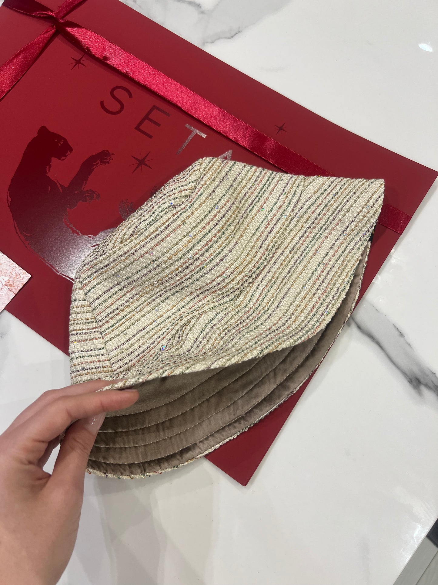 Cappello da pescatore in seta a strisce lucide
