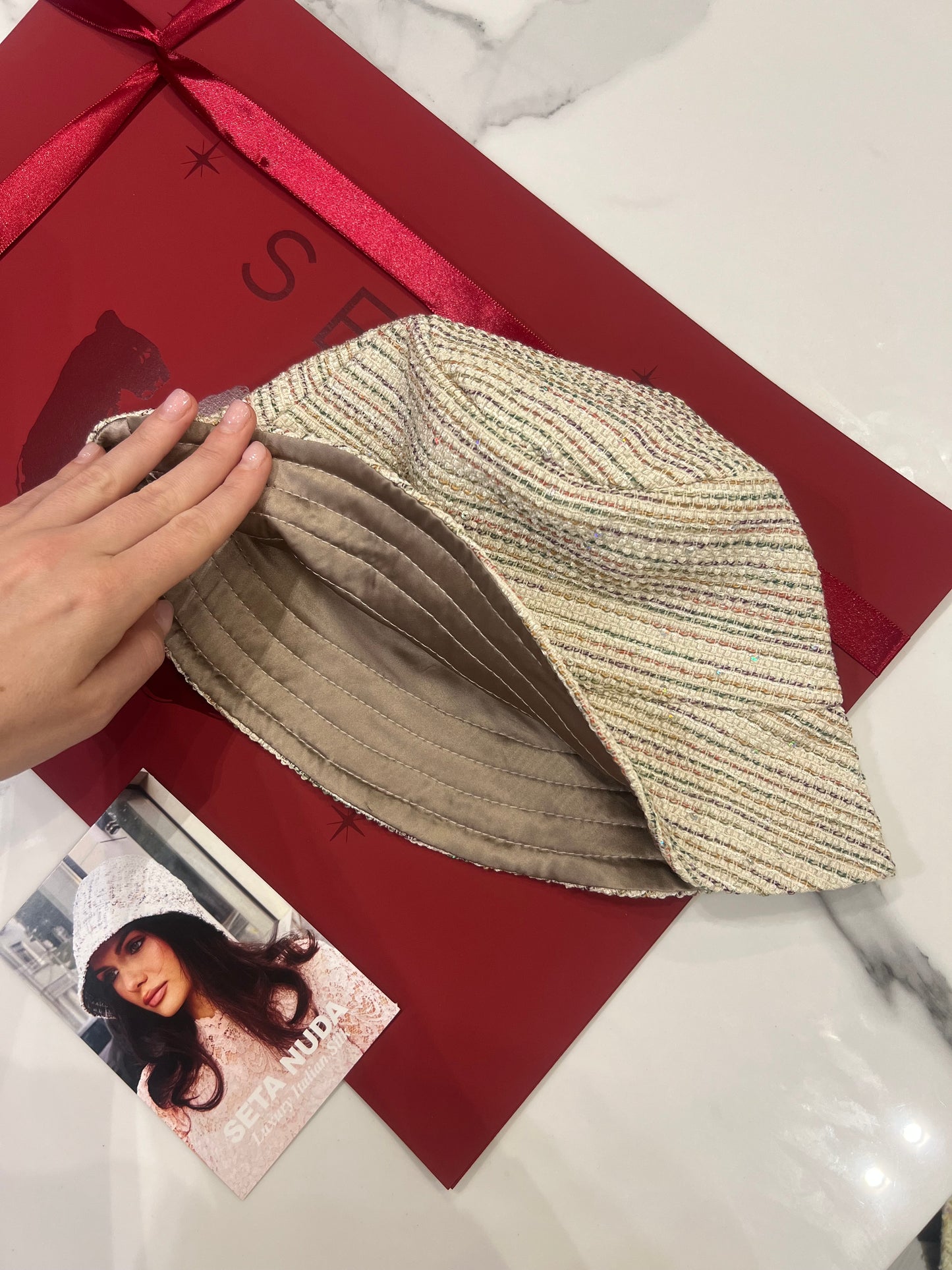 Cappello da pescatore in seta a strisce lucide