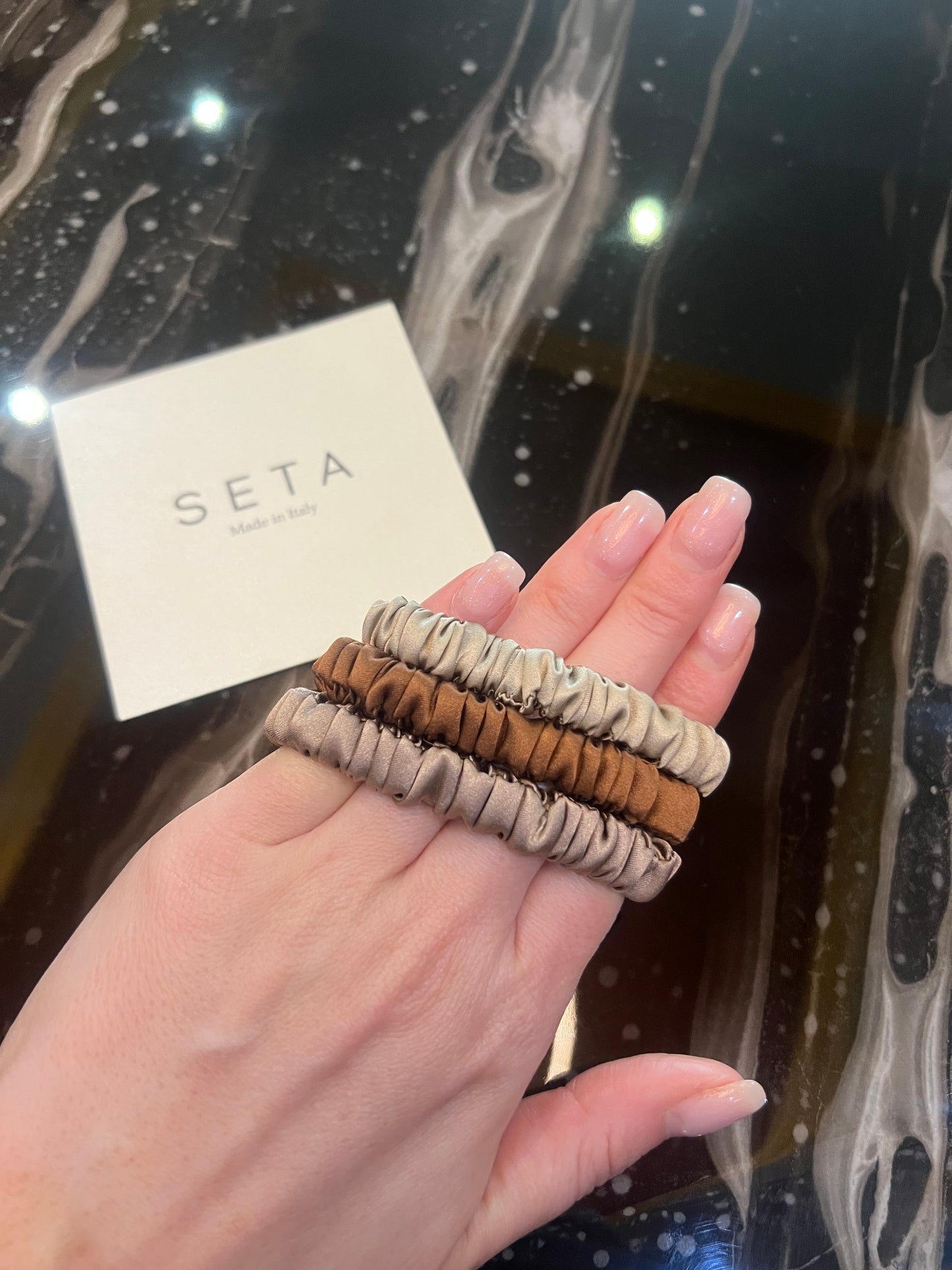 Confezione da 3 piccoli elastici per capelli in seta Skinny Mocha