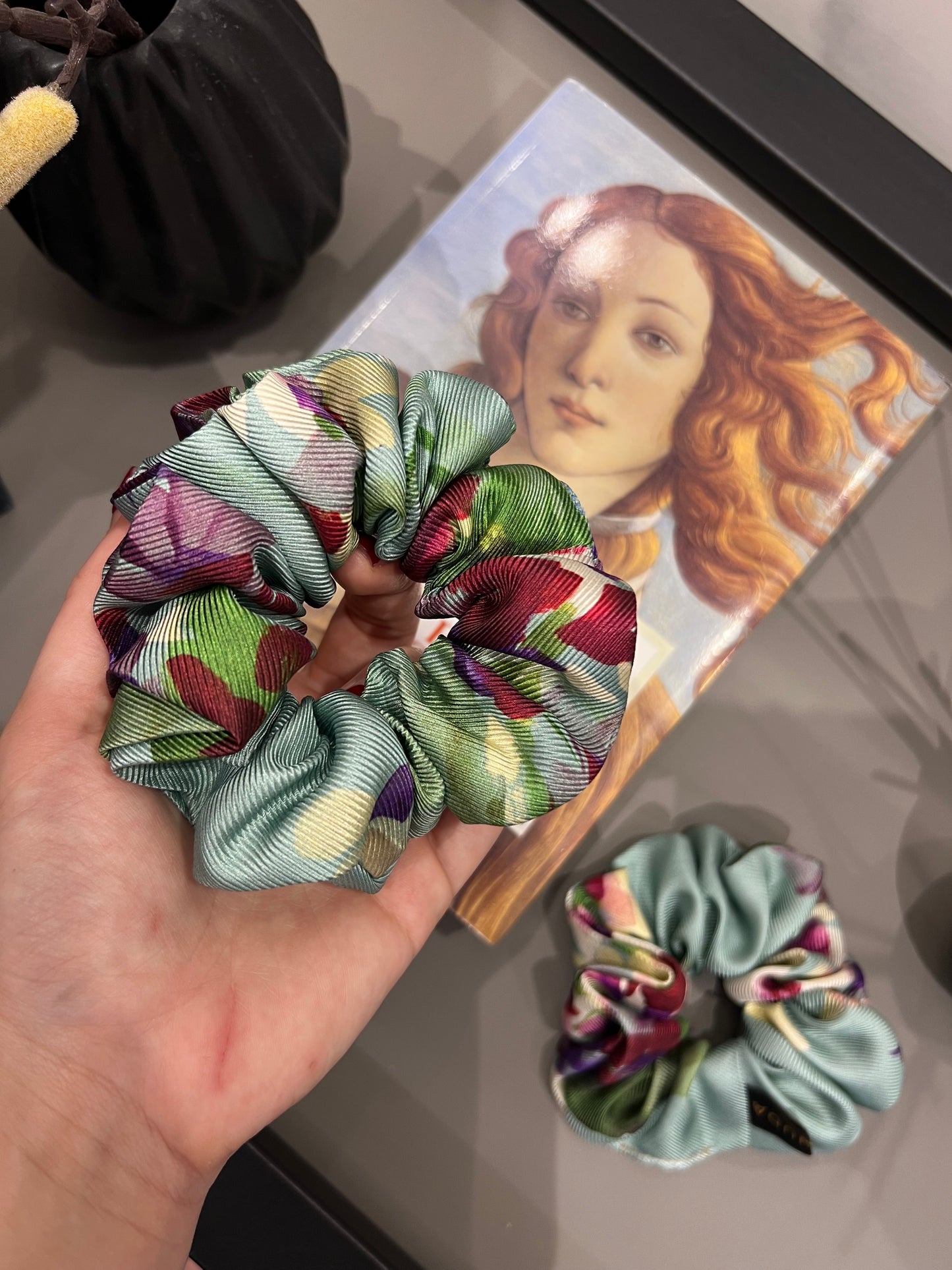 Scrunchie in seta Secret Garden