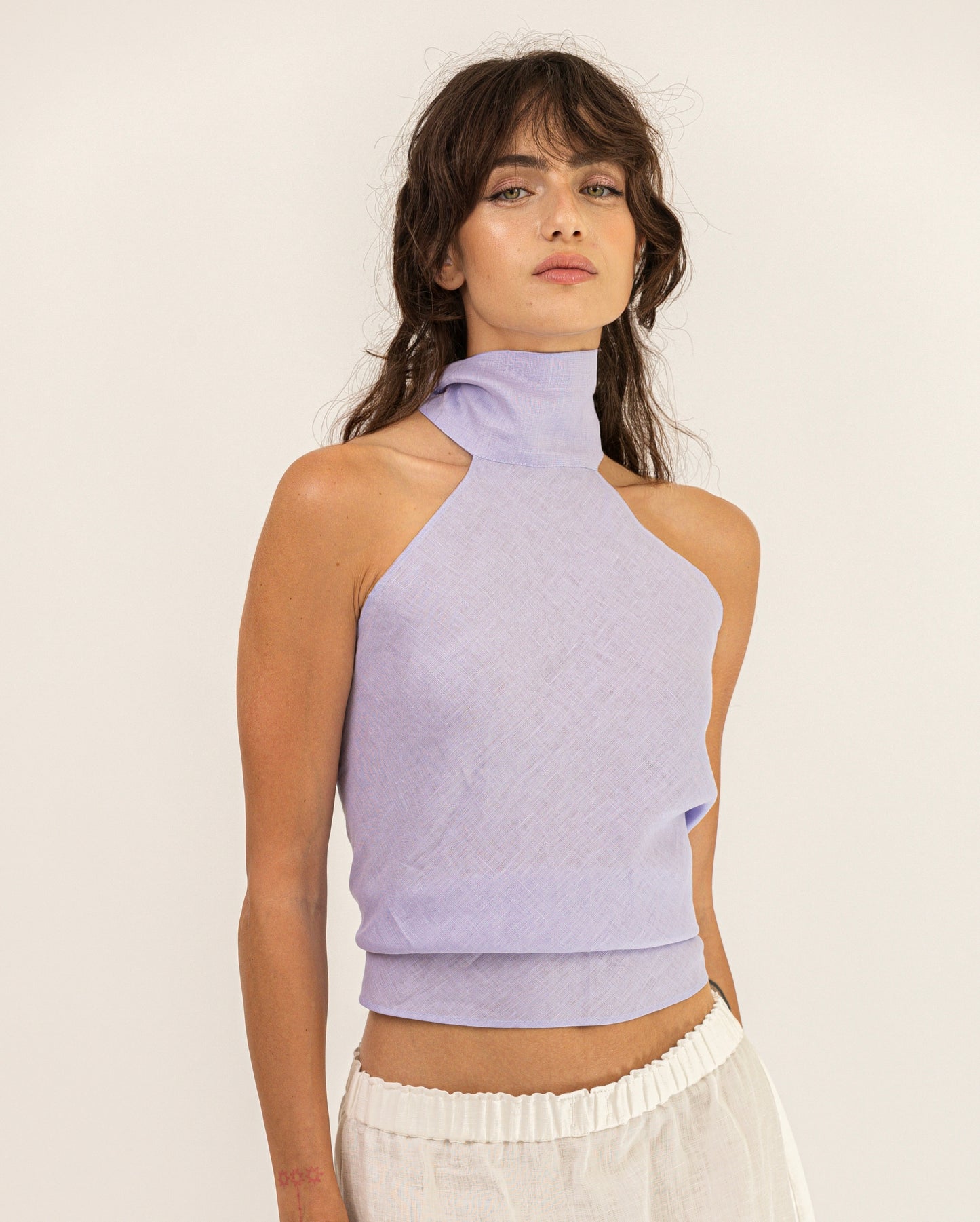 Top in lino con scollo all'americana