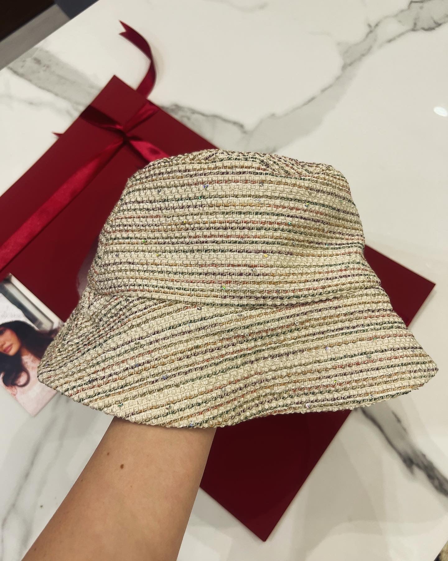 Cappello da pescatore in seta a strisce lucide