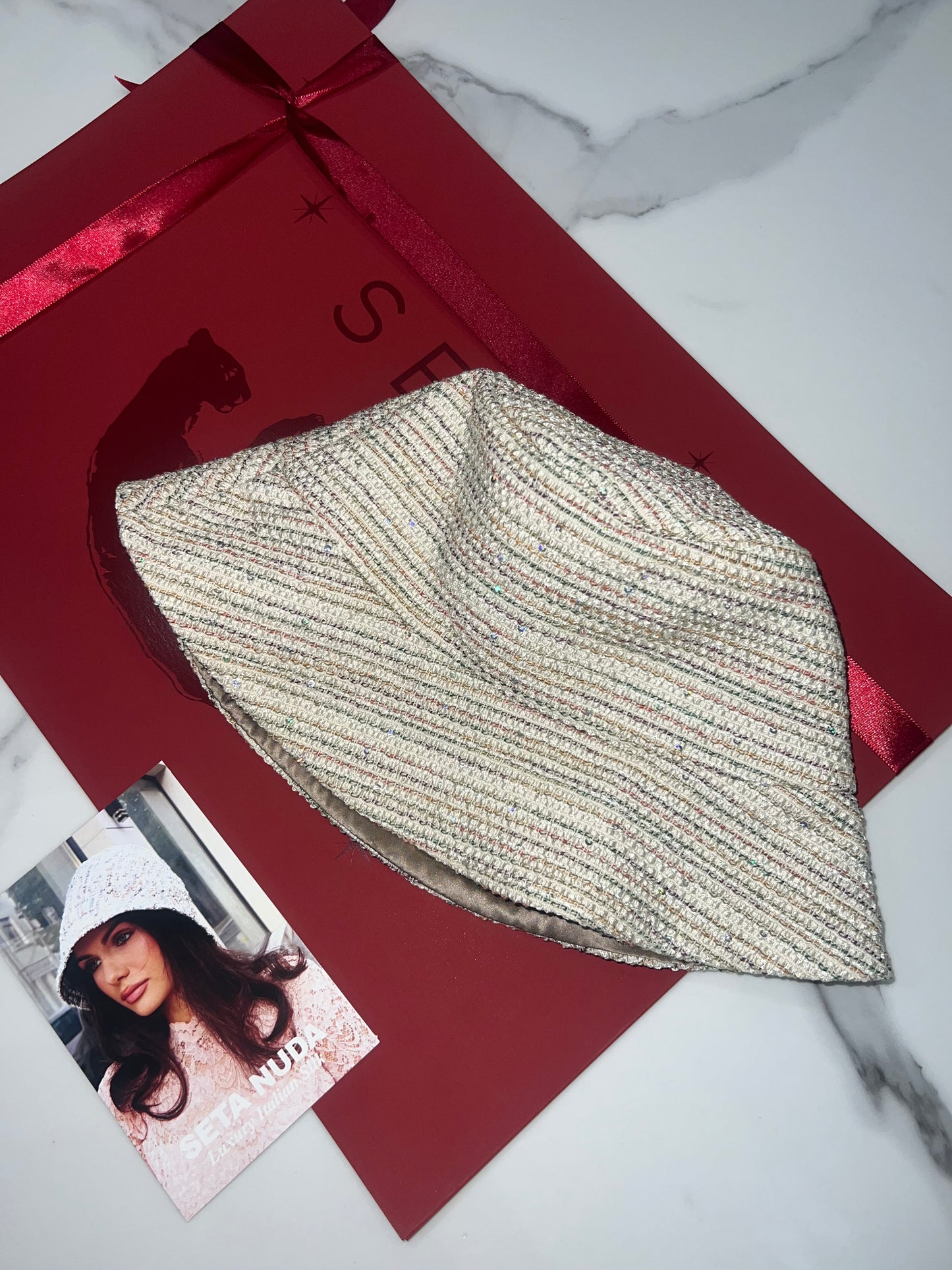 Cappello da pescatore in seta a strisce lucide