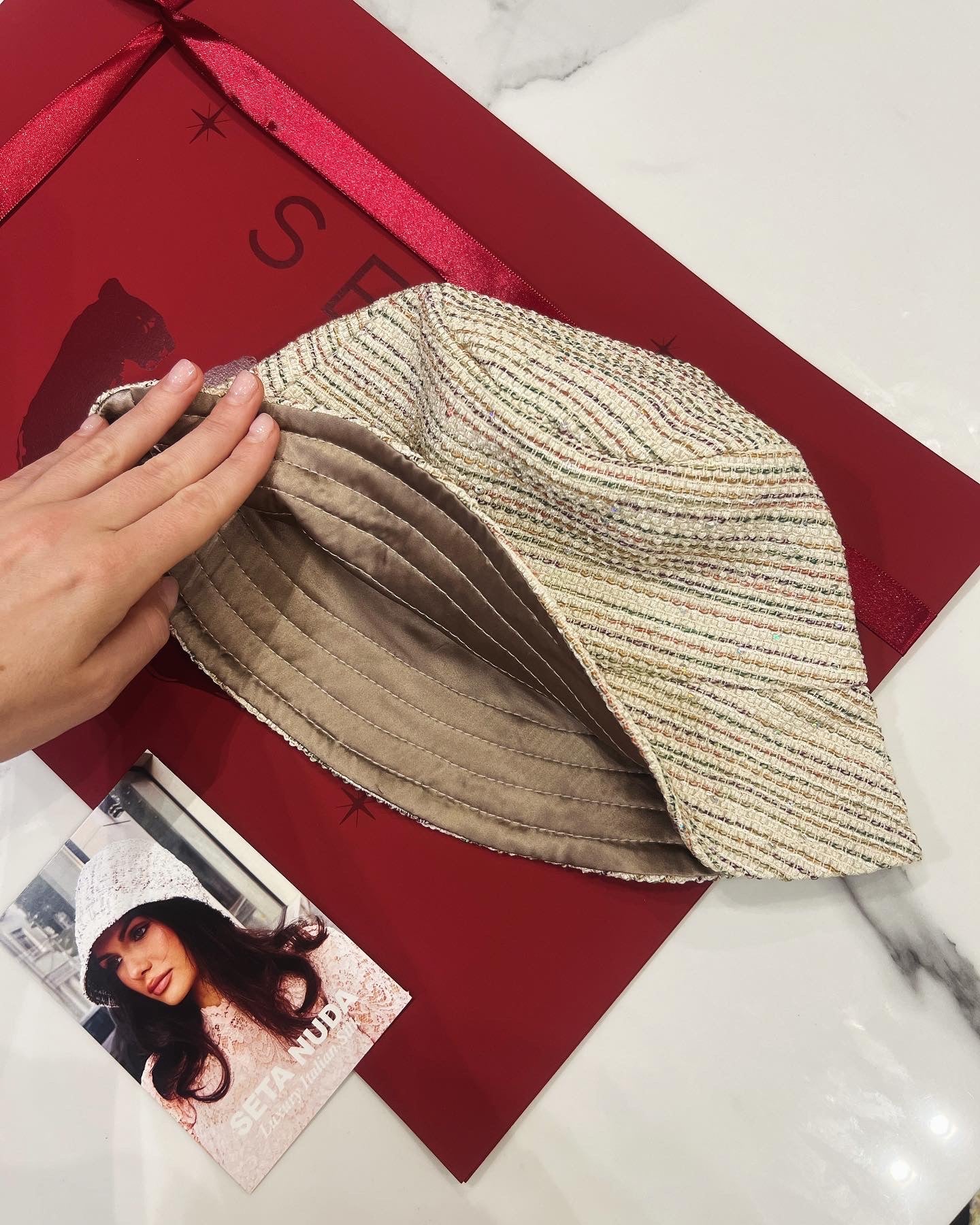 Cappello da pescatore in seta a strisce lucide