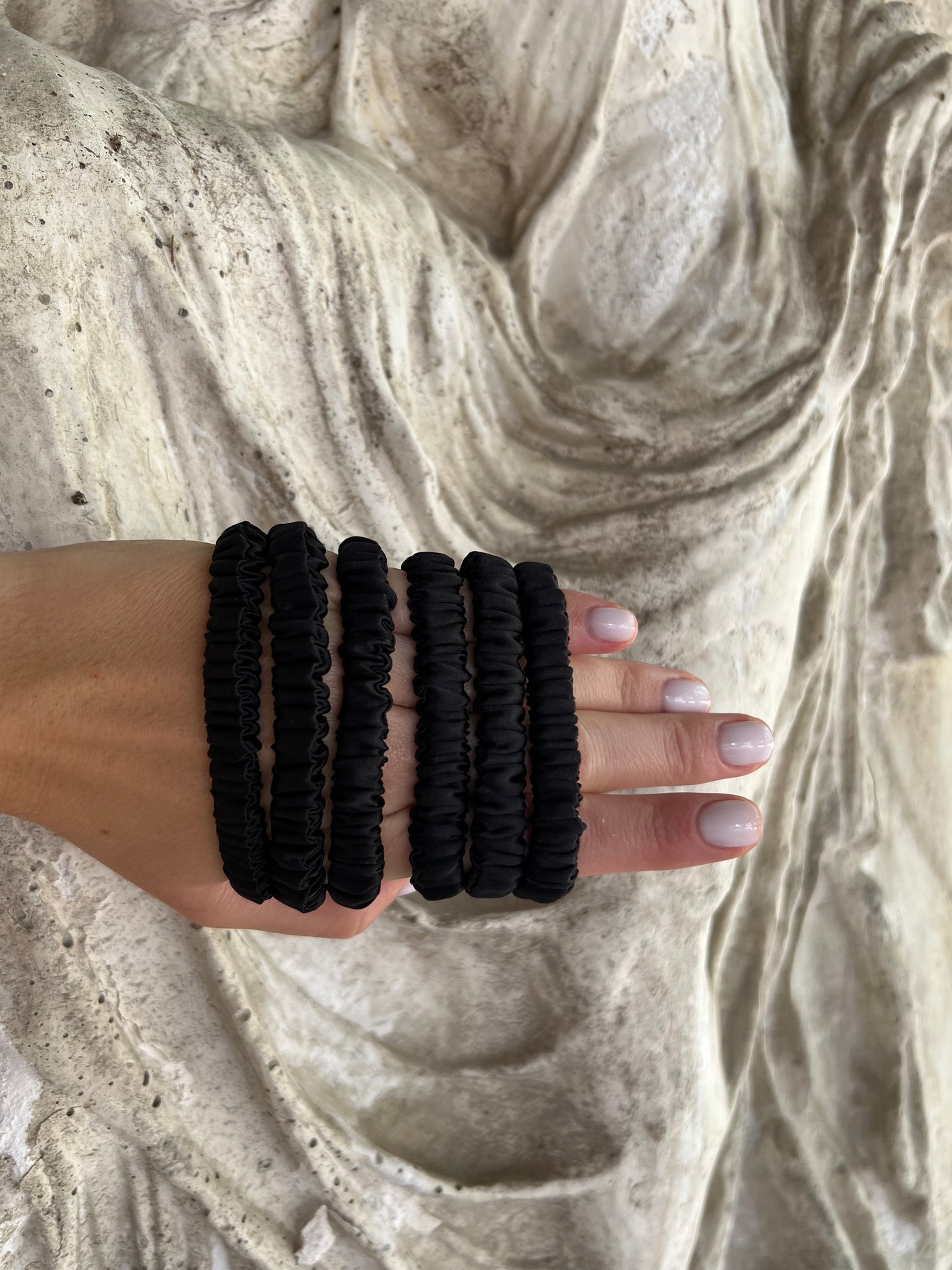 Confezione da 6 piccoli elastici per capelli in seta nera