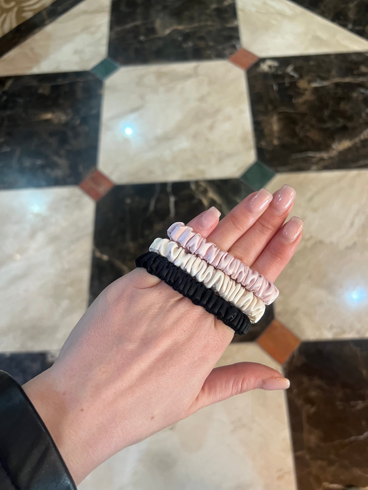 Confezione da 3 piccoli elastici per capelli in seta Skinny Rosa