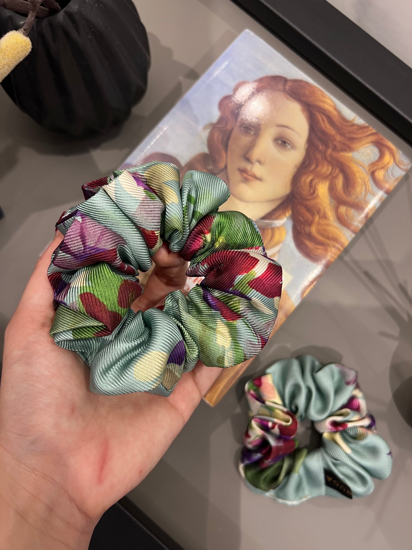 Scrunchie in seta Secret Garden