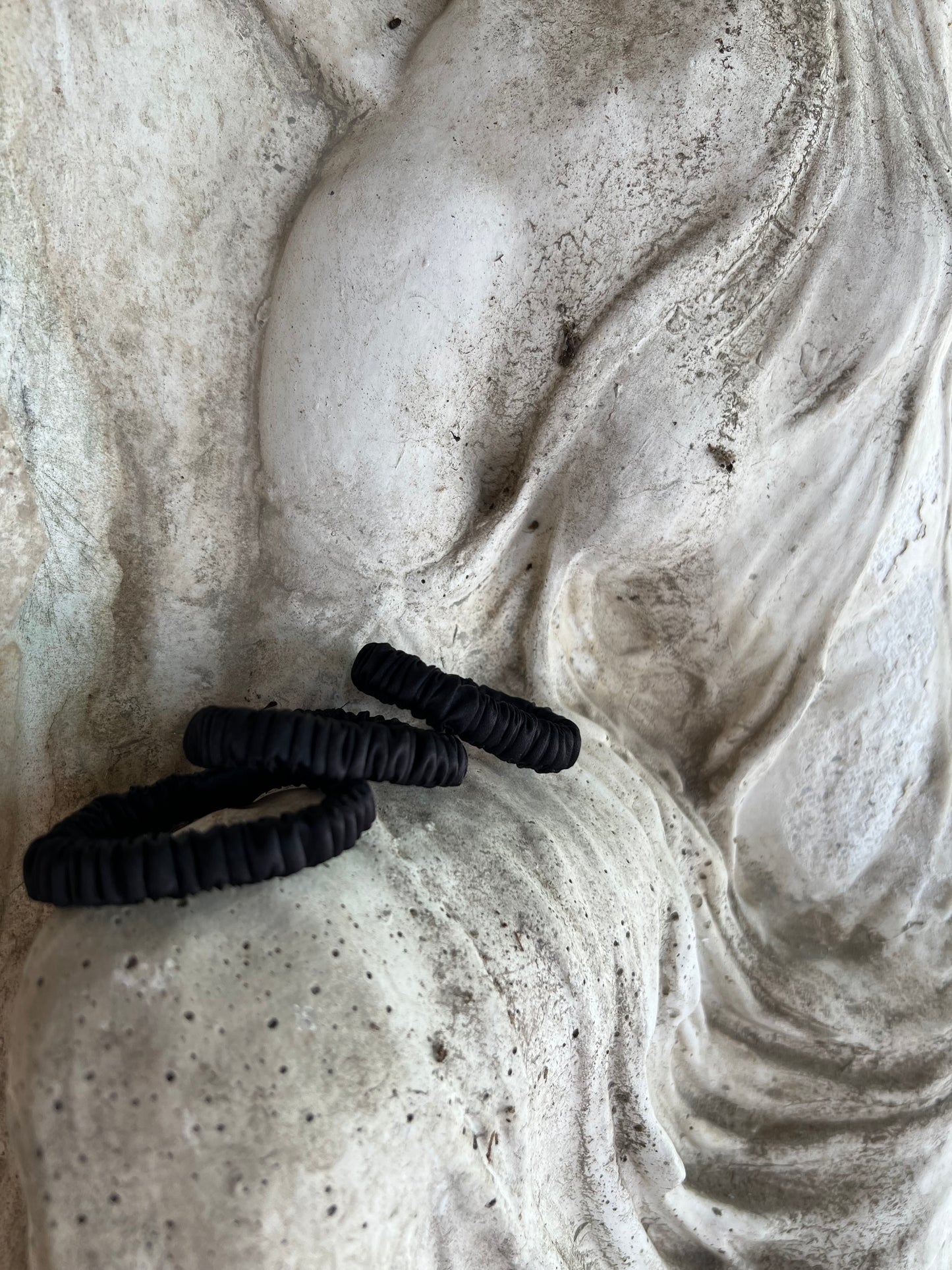Confezione da 6 piccoli elastici per capelli in seta nera