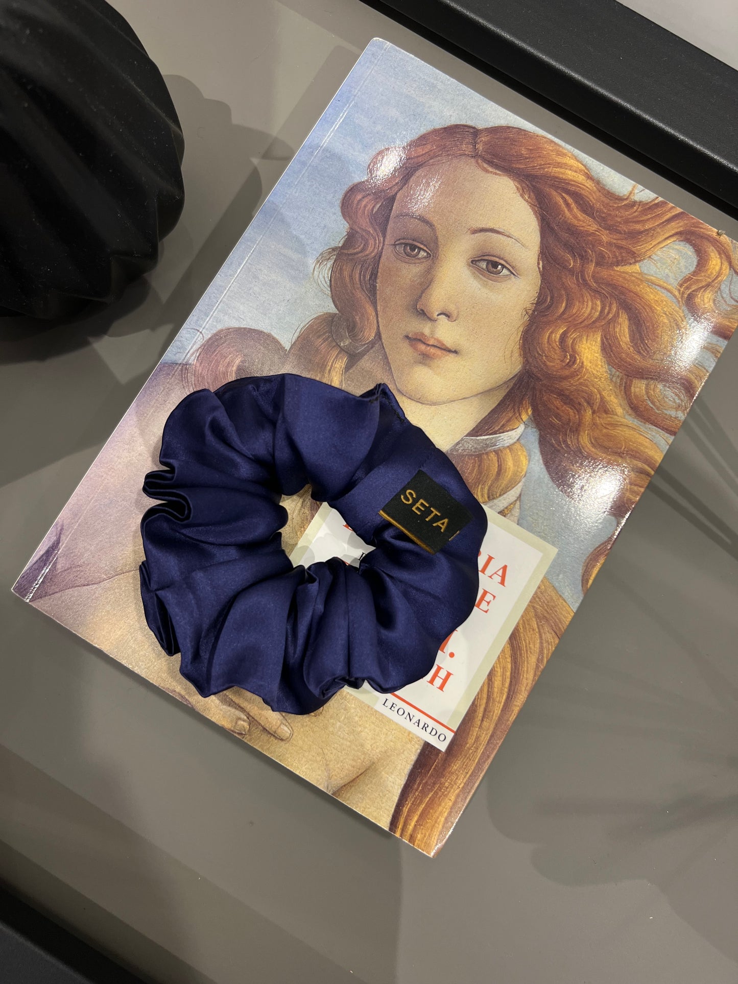 Scrunchie in seta blu reale