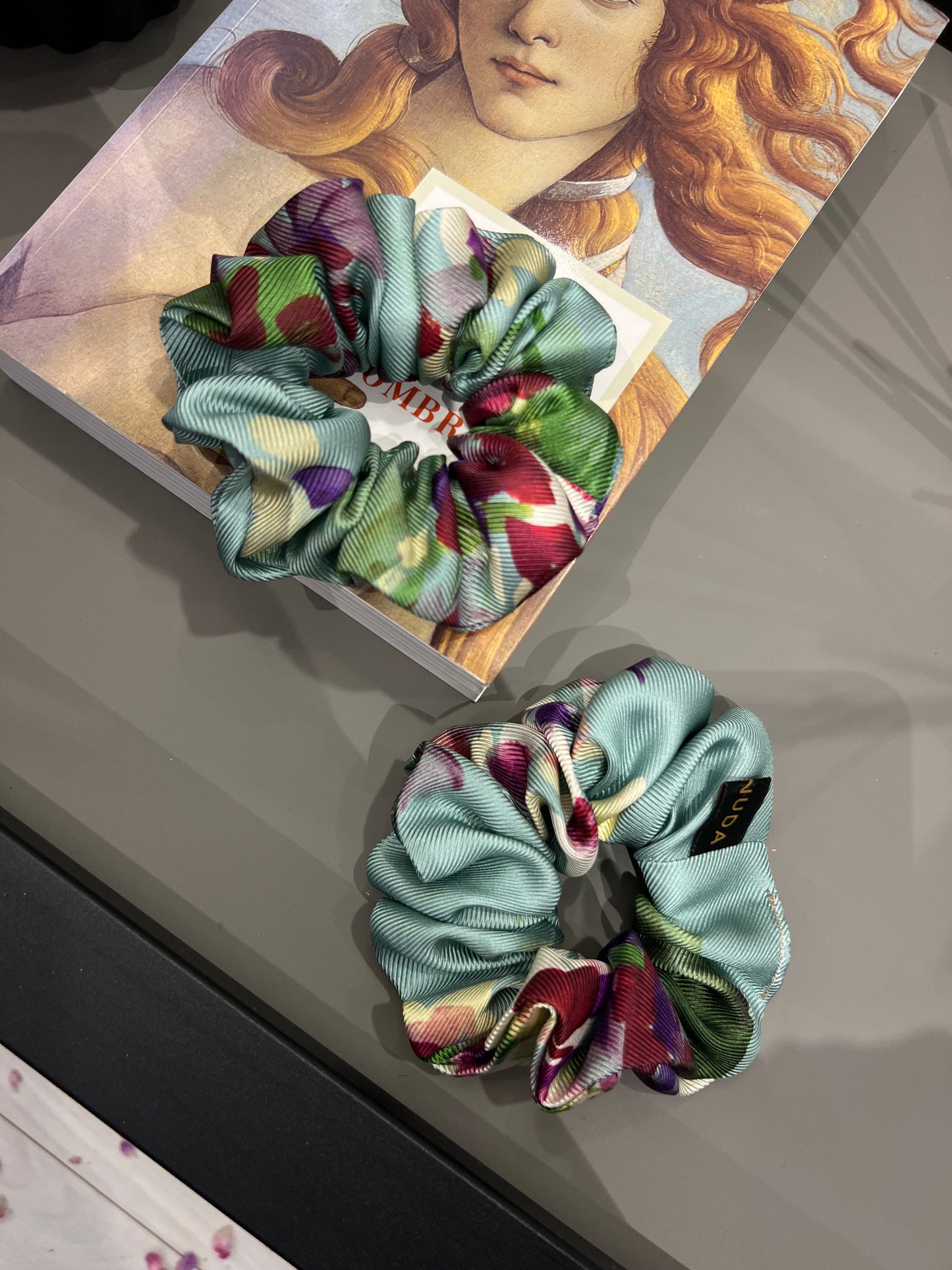 Scrunchie in seta Secret Garden