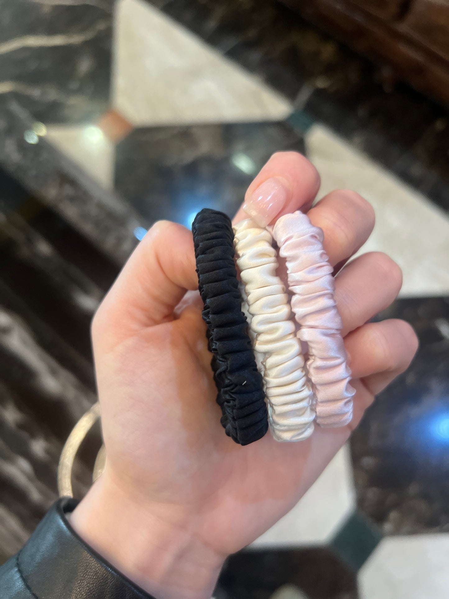 Confezione da 3 piccoli elastici per capelli in seta Skinny Rosa