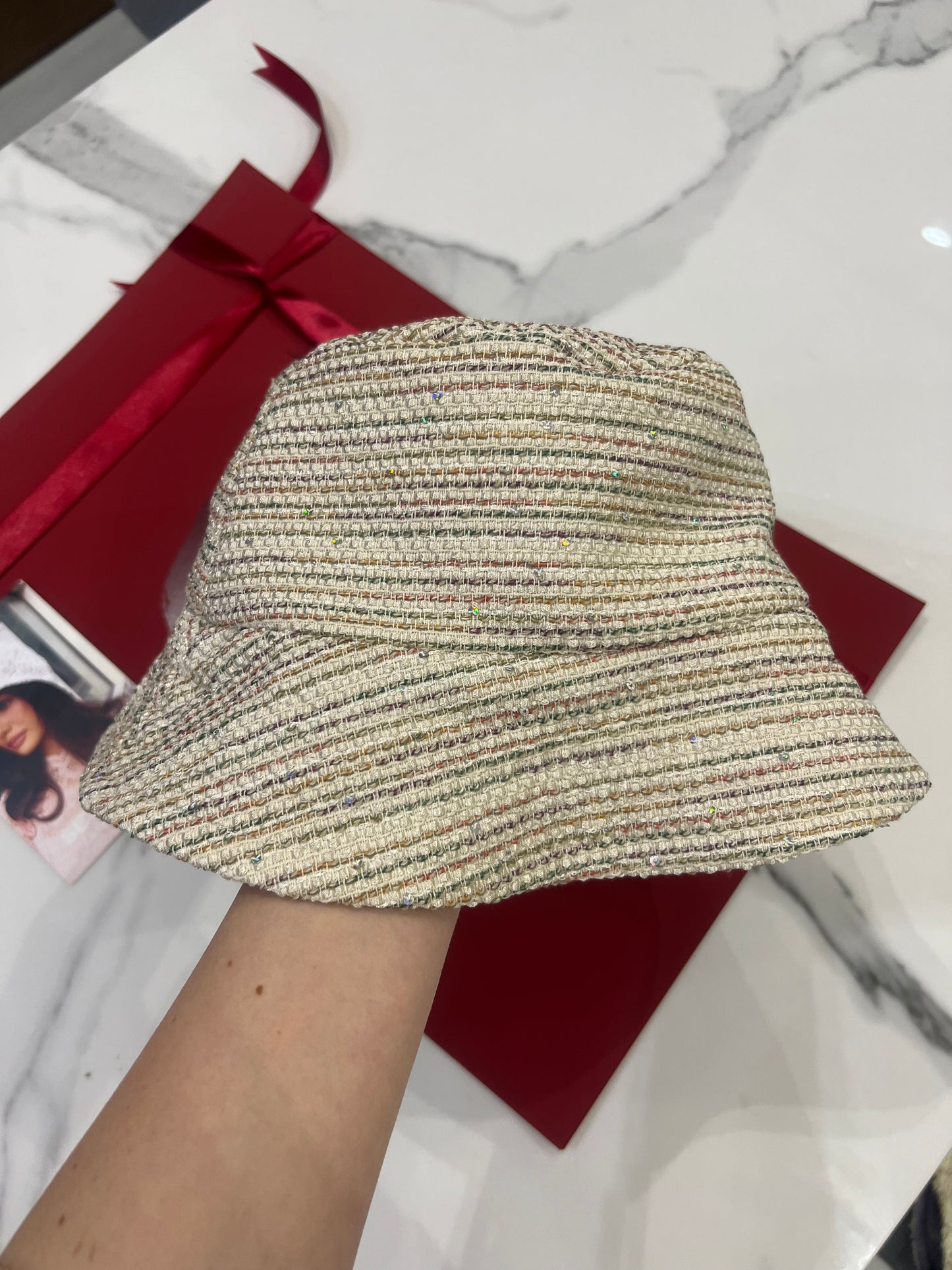 Cappello da pescatore in seta a strisce lucide