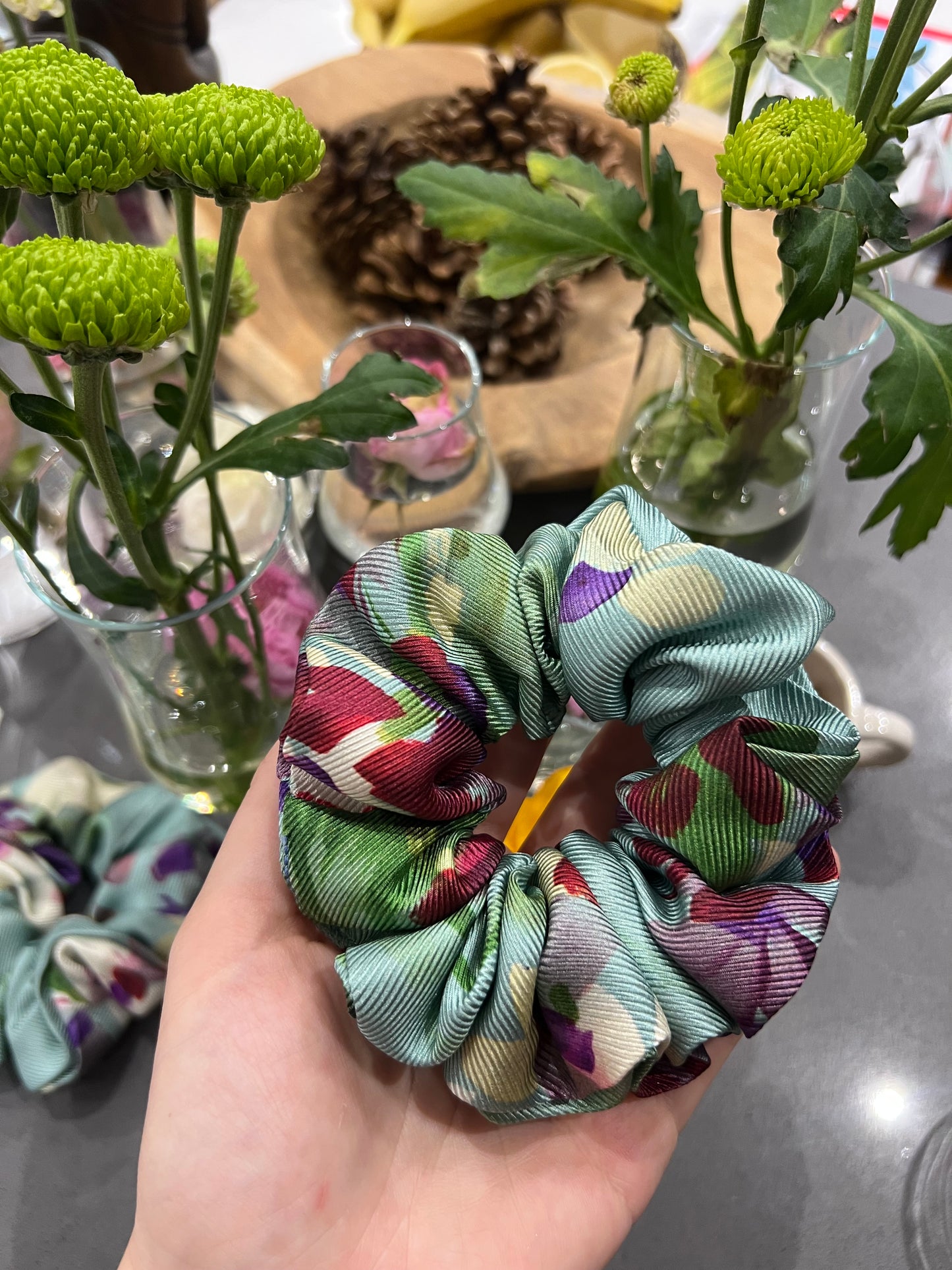 Scrunchie in seta Secret Garden