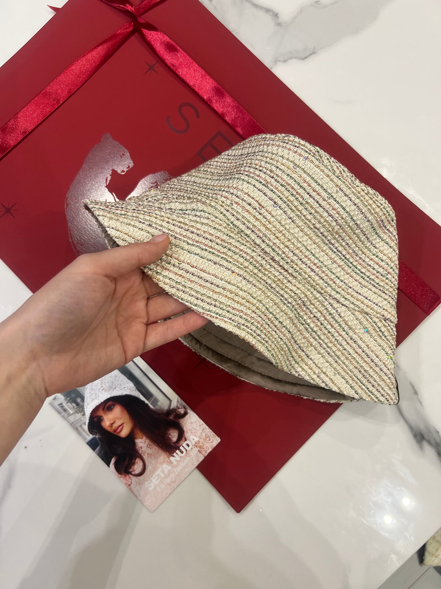 Cappello da pescatore in seta a strisce lucide