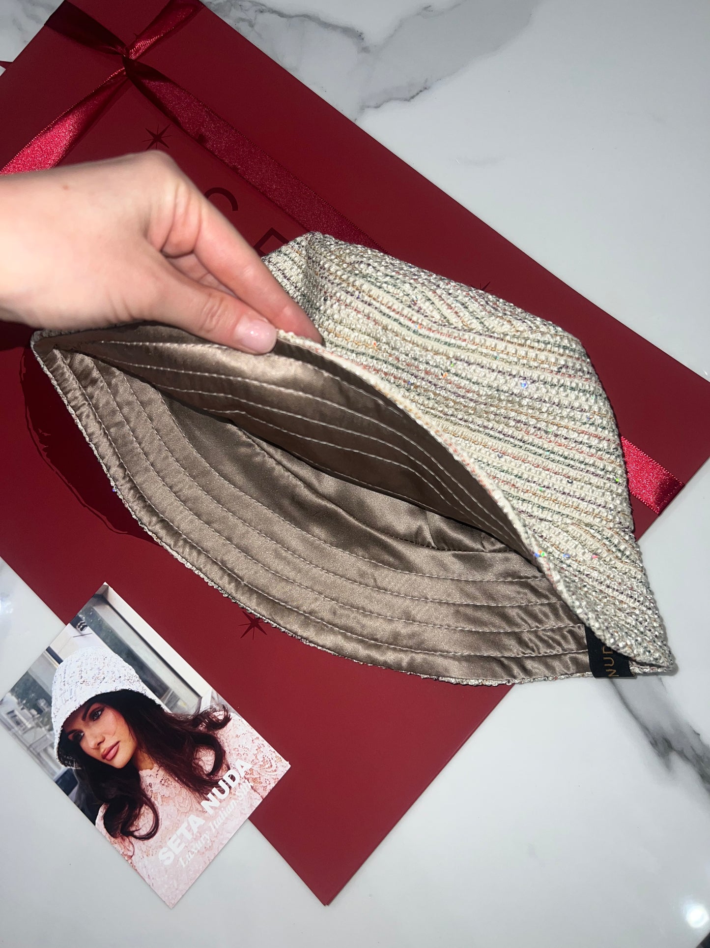 Cappello da pescatore in seta a strisce lucide