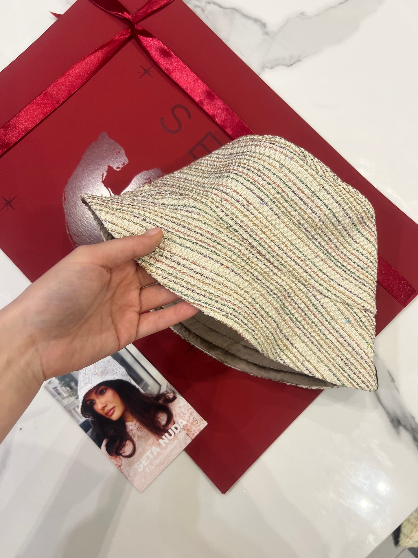 Cappello da pescatore in seta a strisce lucide