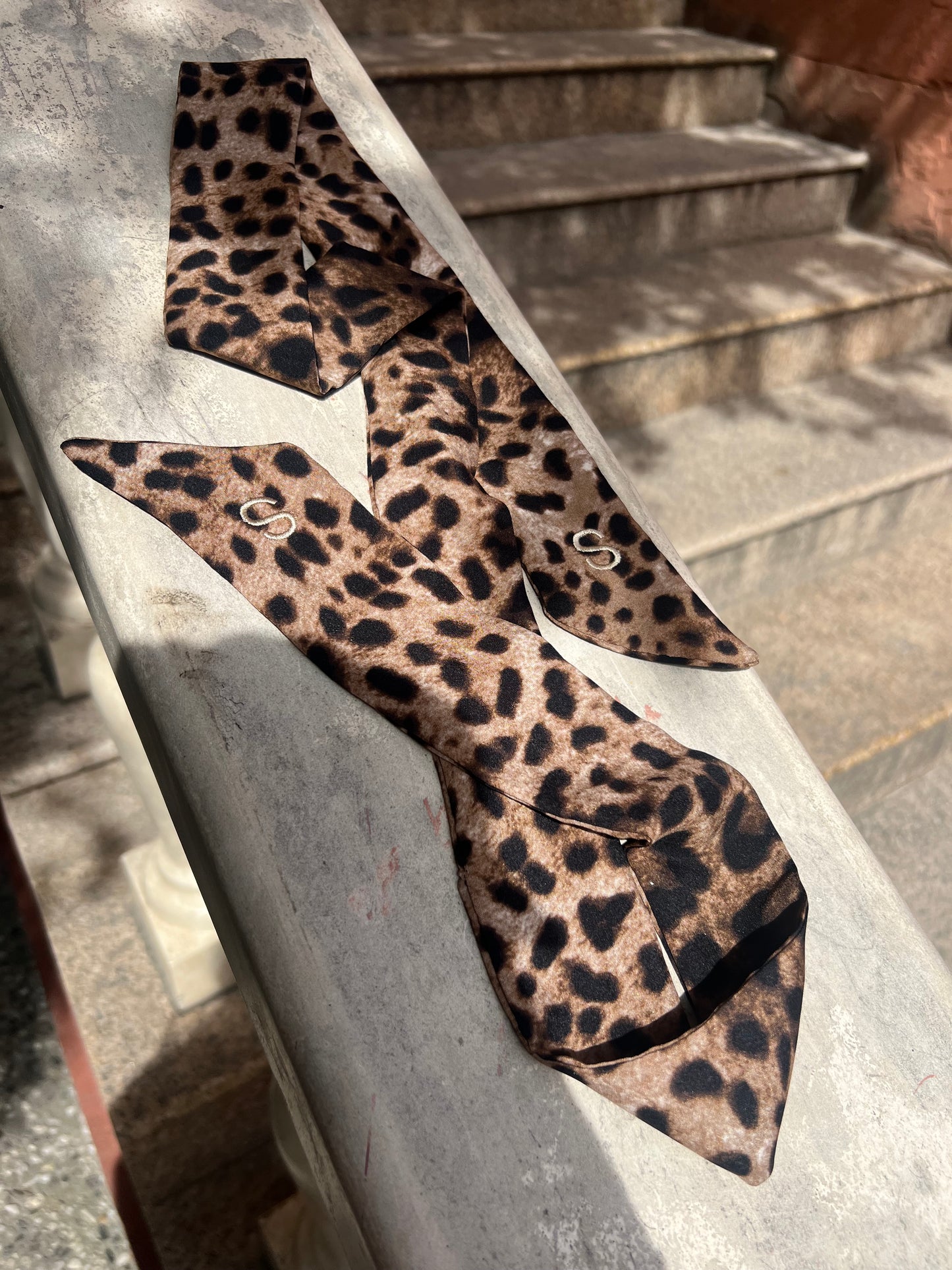 Twilly di seta con stampa leopardata scura