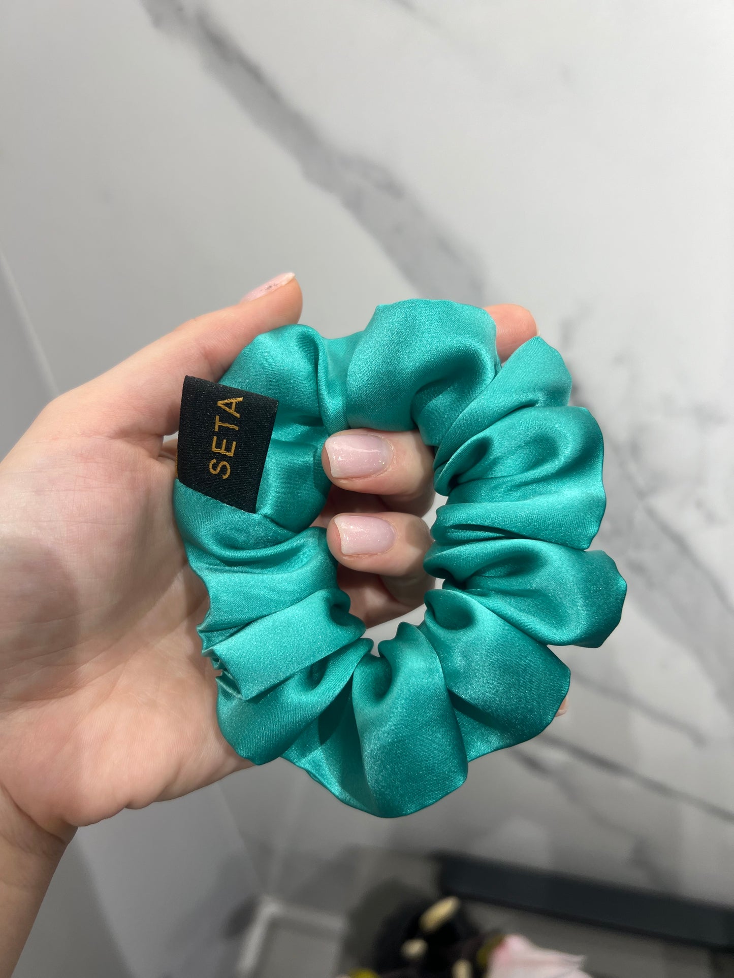 Scrunchie in seta verde Island Dream