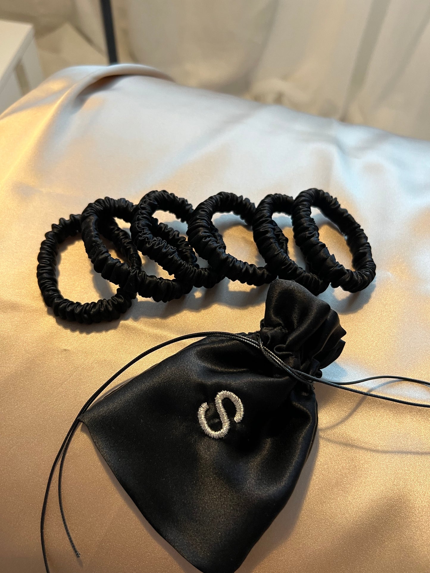 Confezione da 6 piccoli elastici per capelli in seta nera