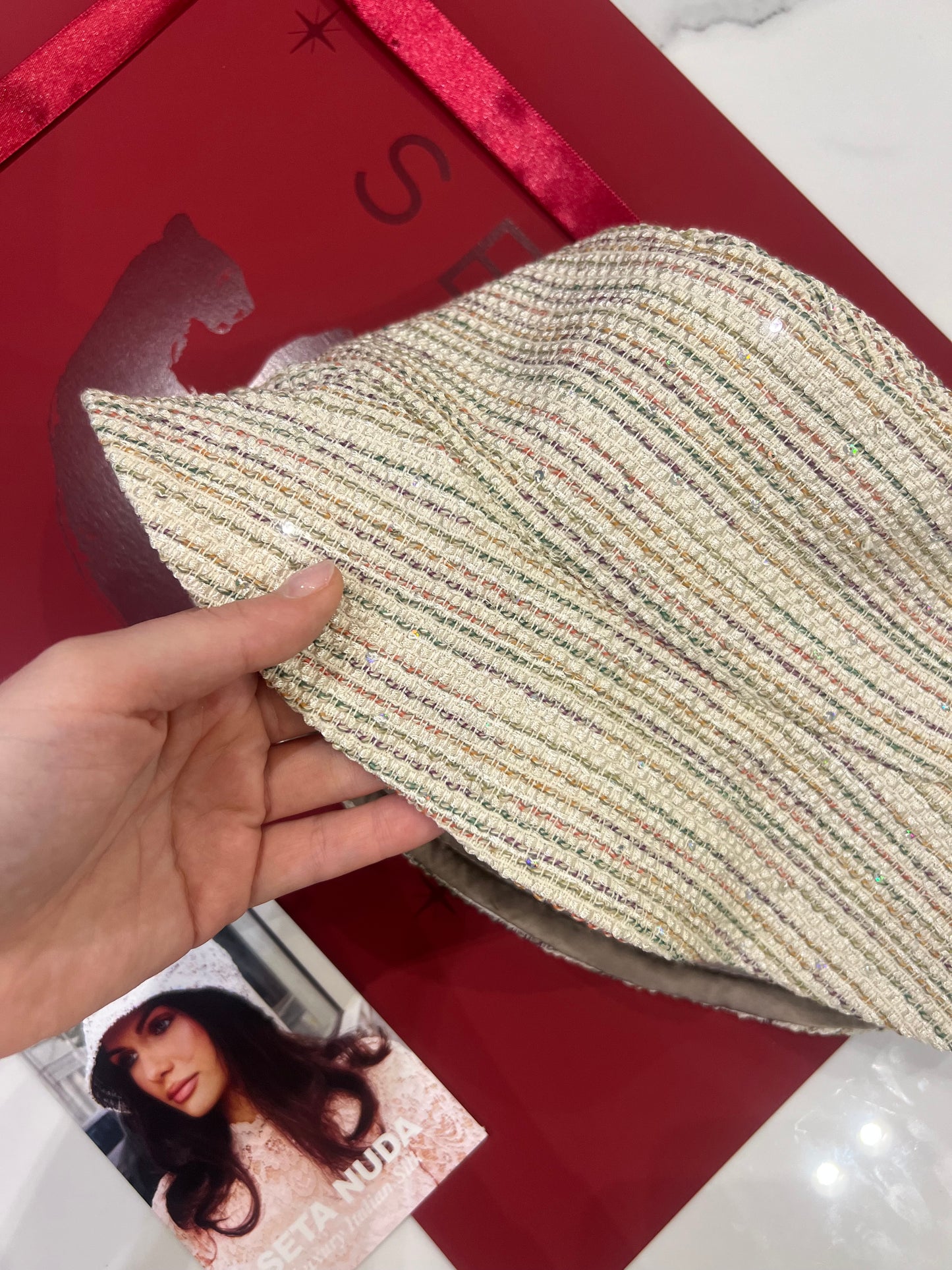 Cappello da pescatore in seta a strisce lucide
