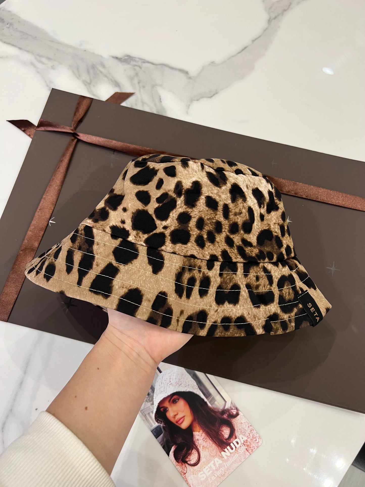 Cappello da pescatore in seta leopardata Elite