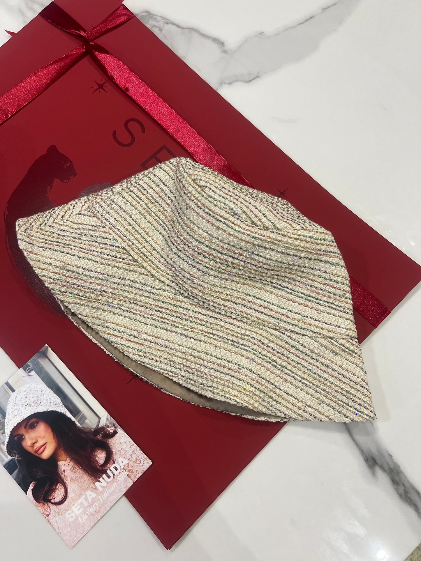 Cappello da pescatore in seta a strisce lucide