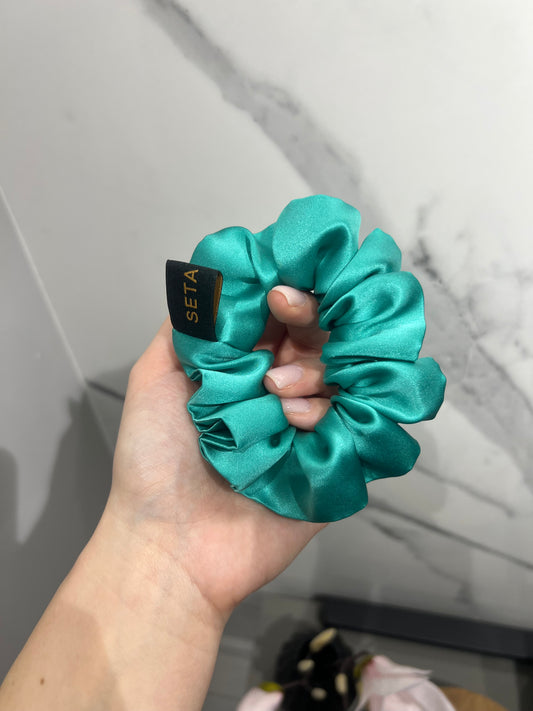 Scrunchie in seta verde Island Dream