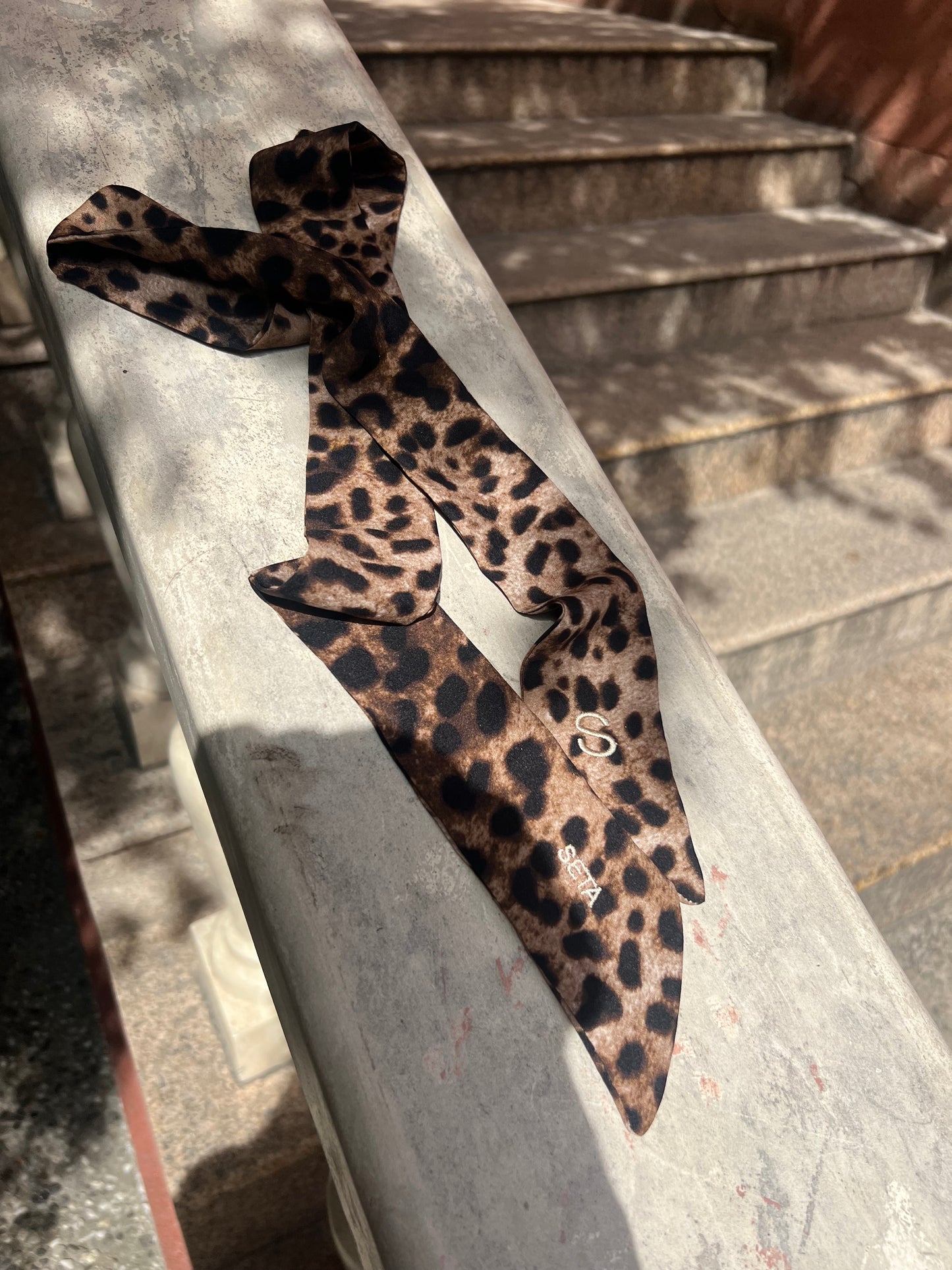 Twilly di seta con stampa leopardata scura