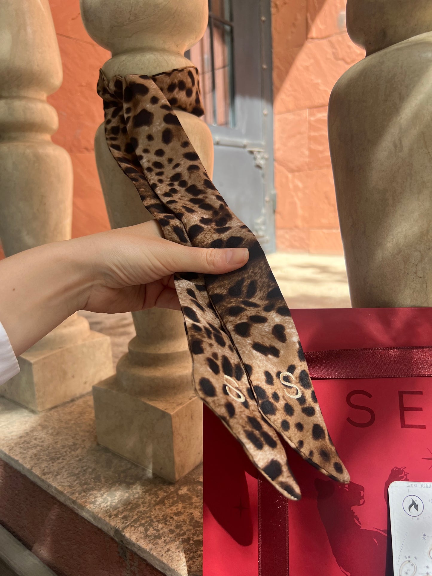 Twilly di seta con stampa leopardata scura