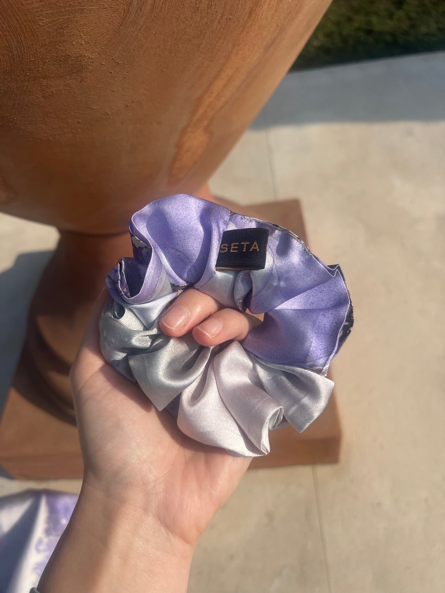 Scrunchie in seta marmorizzata viola