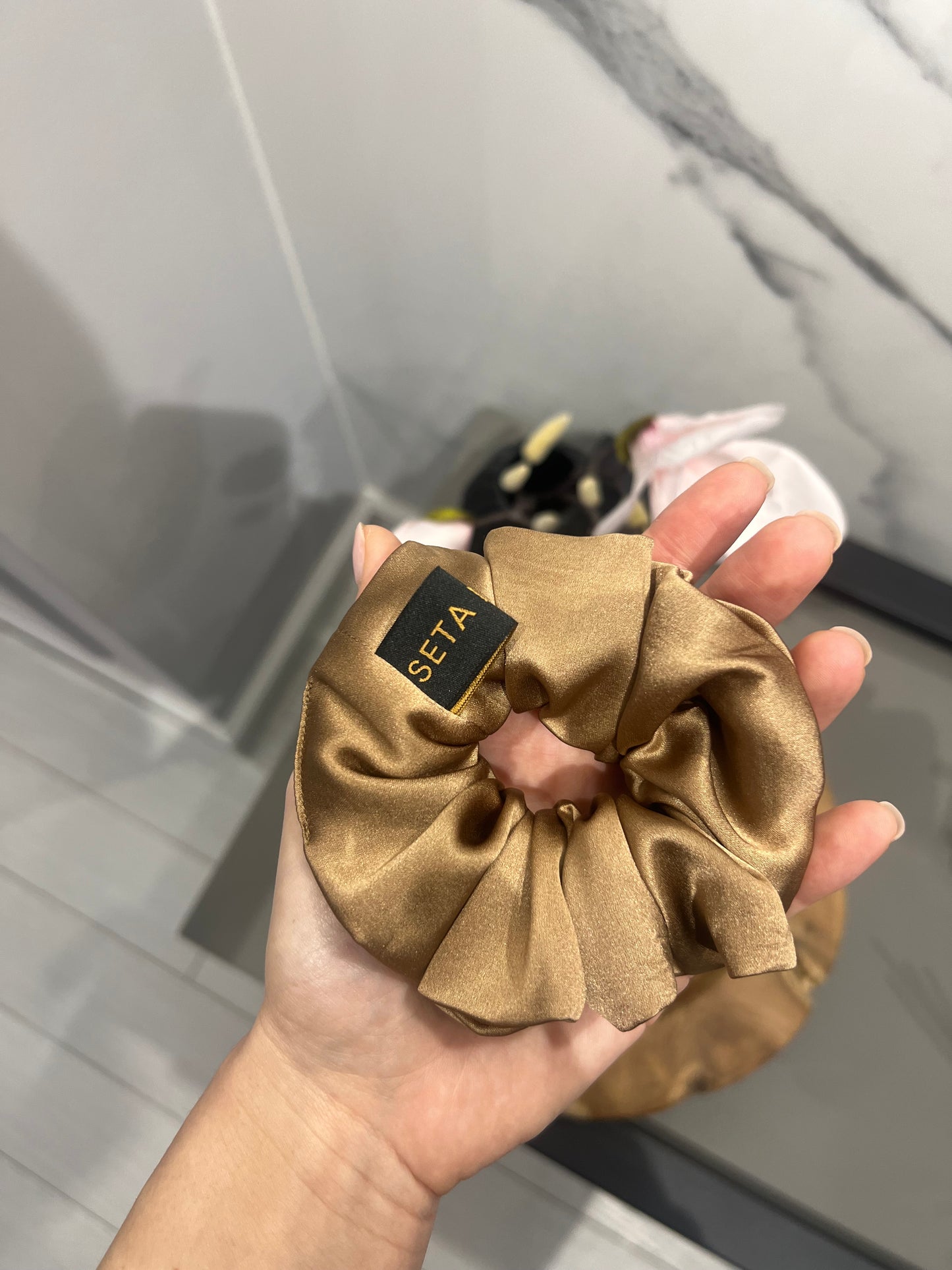 Scrunchie in seta color oro antico