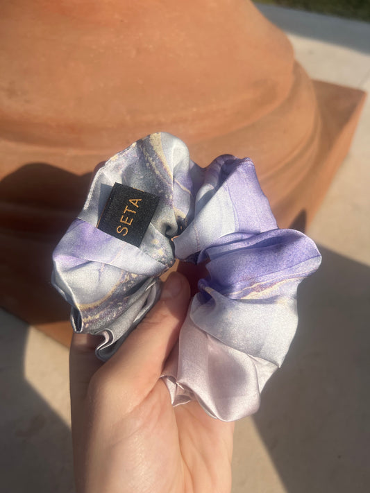 Scrunchie in seta marmorizzata viola