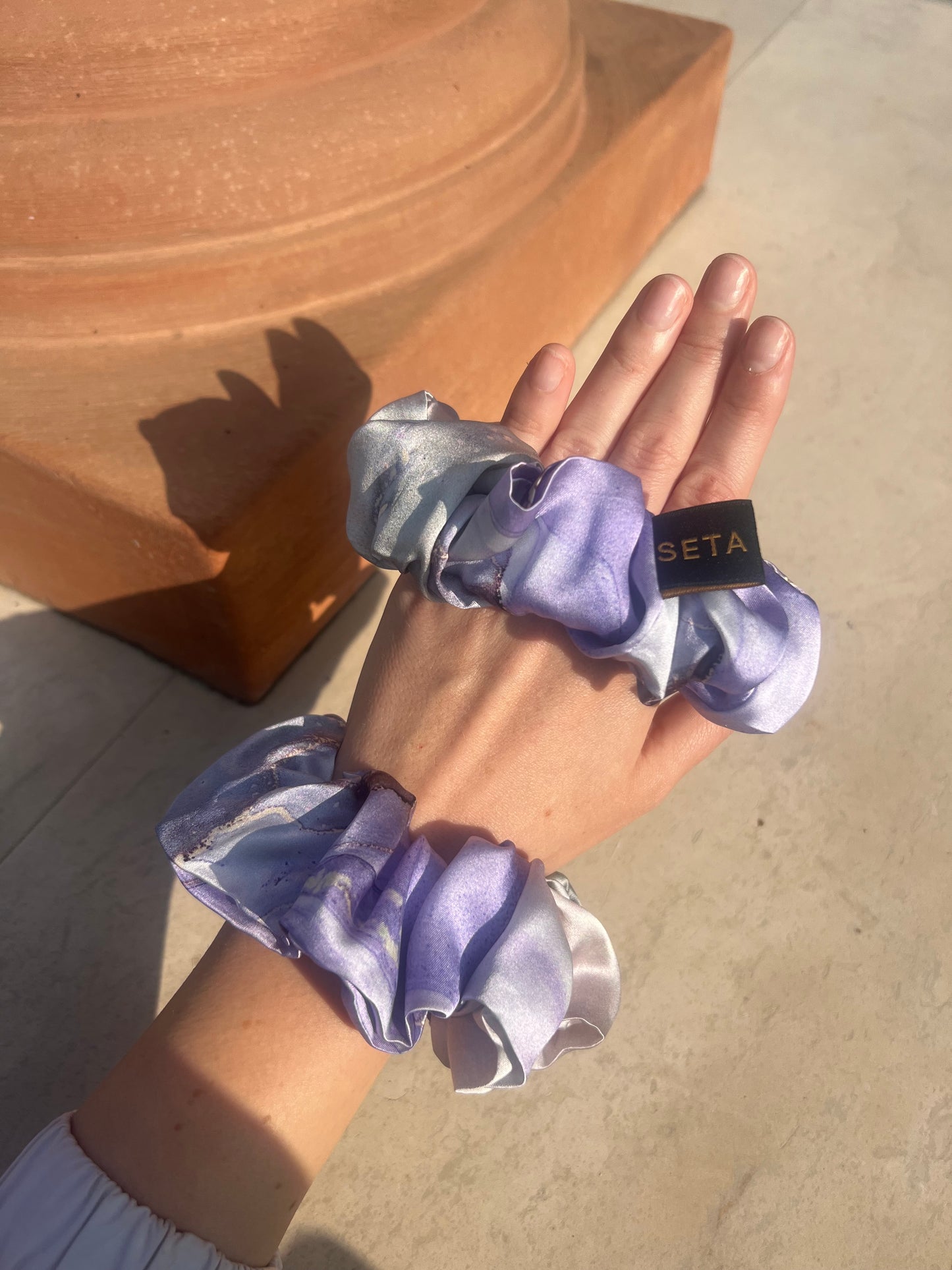 Scrunchie in seta marmorizzata viola
