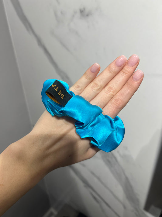 Scrunchie in seta blu con onde dell'oceano