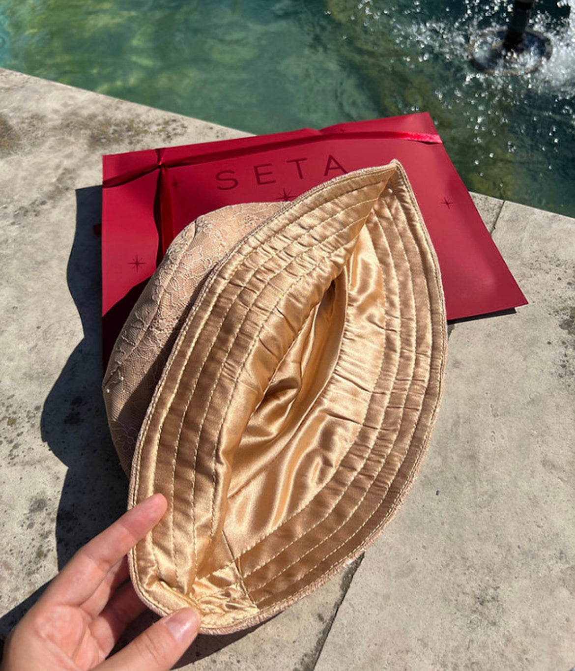 Cappello da pescatore in pizzo e seta