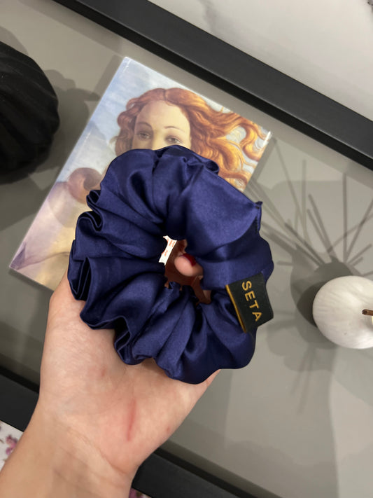 Кралско синьо копринено скрънчи